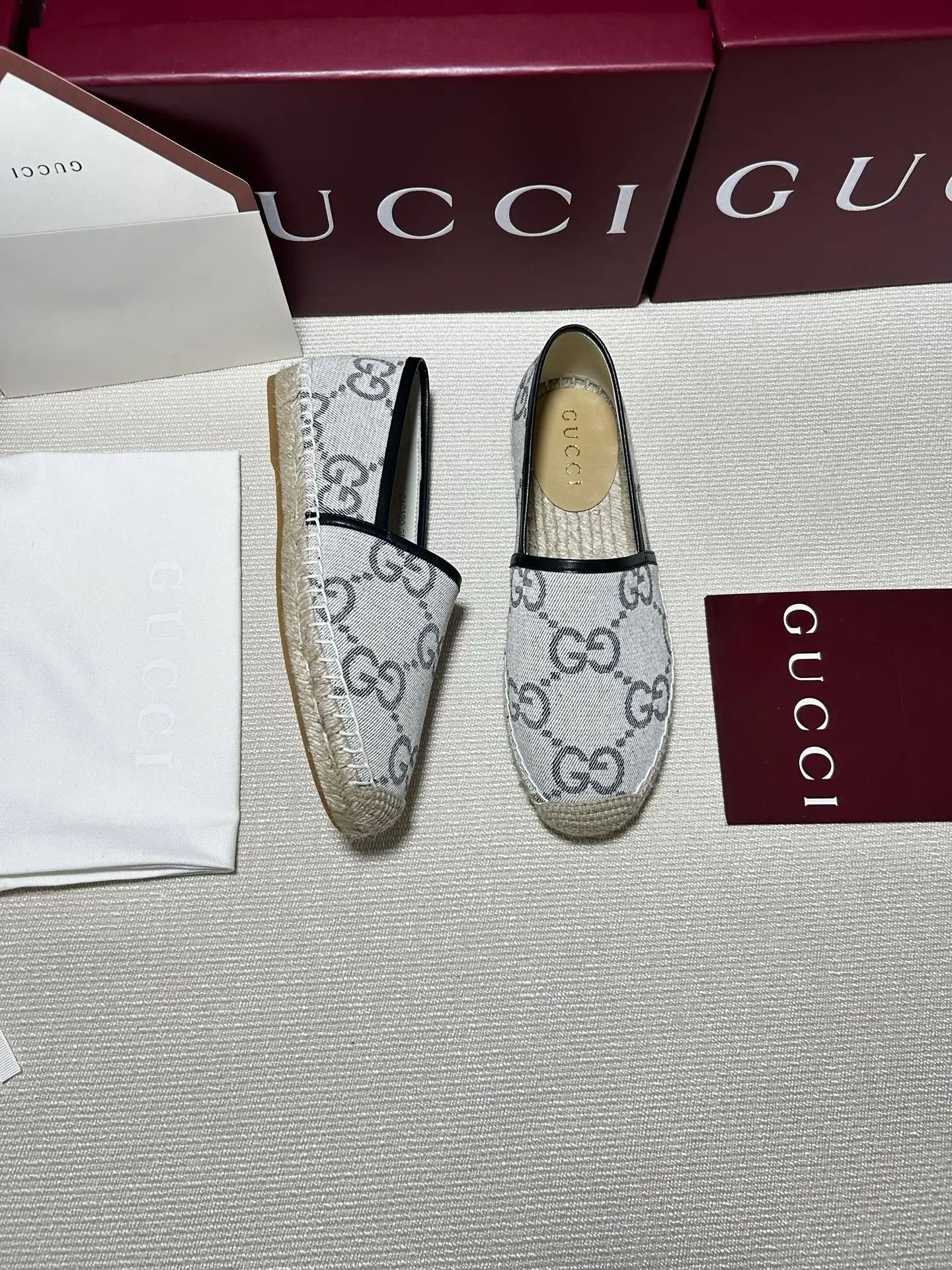 💰160,GUCCi 2025ss新款马衔扣女士新款渔夫鞋 这款鞋采用米色和深棕色GG帆布制 成整双鞋子采购Zp开发打造,全部定制材料,独家开模大底,细节全部对版出货,连包装也做到跟正品一样。码数:35-41(41订做不退不换)