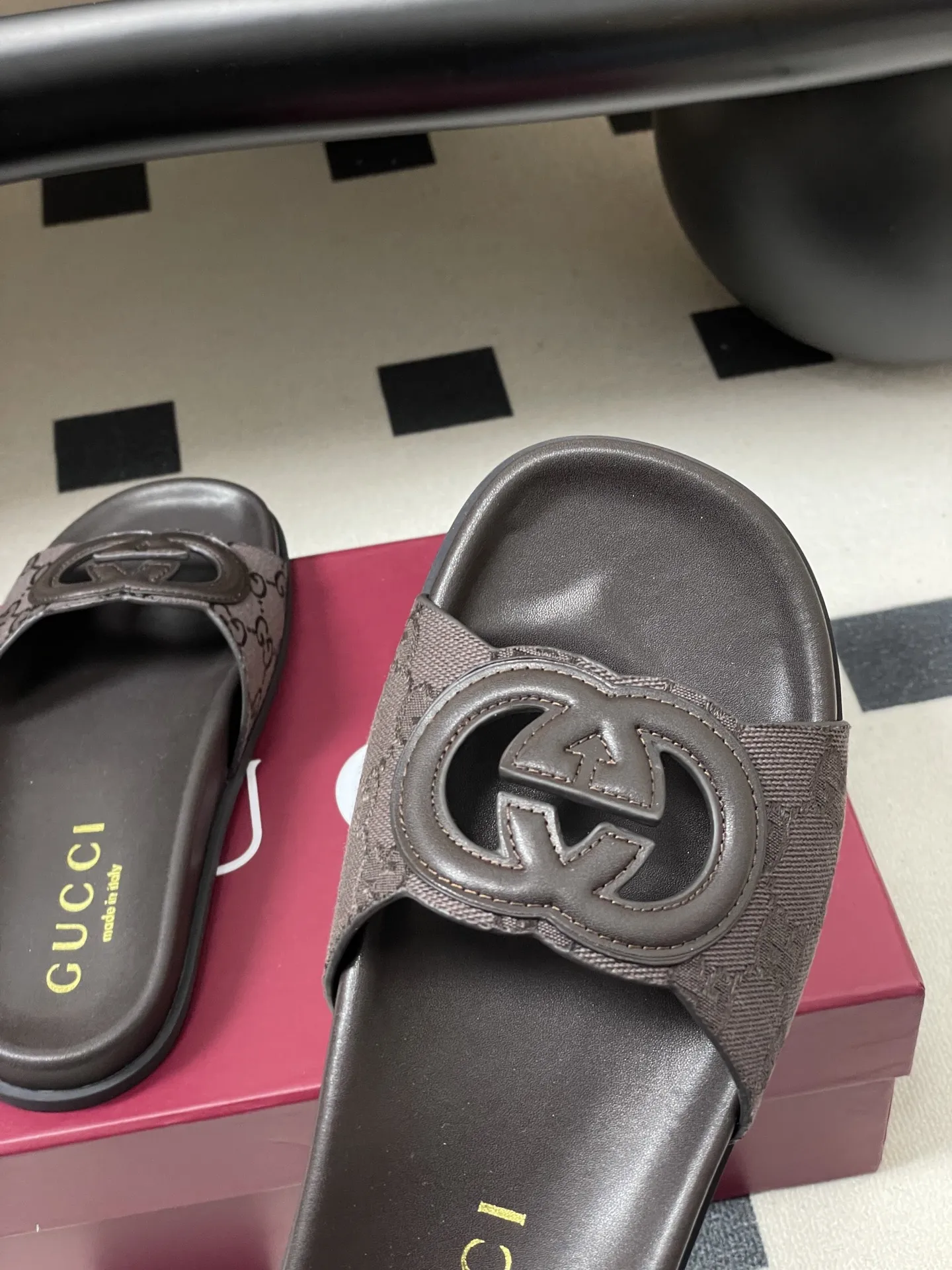 p250- 26Ss夏季新款Gucci古驰 双G镂空厚底沙滩凉拖鞋经典GG丹宁布休闲拖鞋 这款单品出自Gucci Lido系列,设计灵感源自意大利海岸的夏日风情和海滩俱乐部。从为品牌注入荣光的20世纪70年代典藏设计中撷取灵感,互扣式双G在这款皮革拖鞋上以大号镂空细节焕新呈现。 鞋面:牛皮/丹宁牛仔布 内里垫脚:羊皮 鞋底:原版开模橡胶大底 码数:35-39(40.41.42定做不退换)