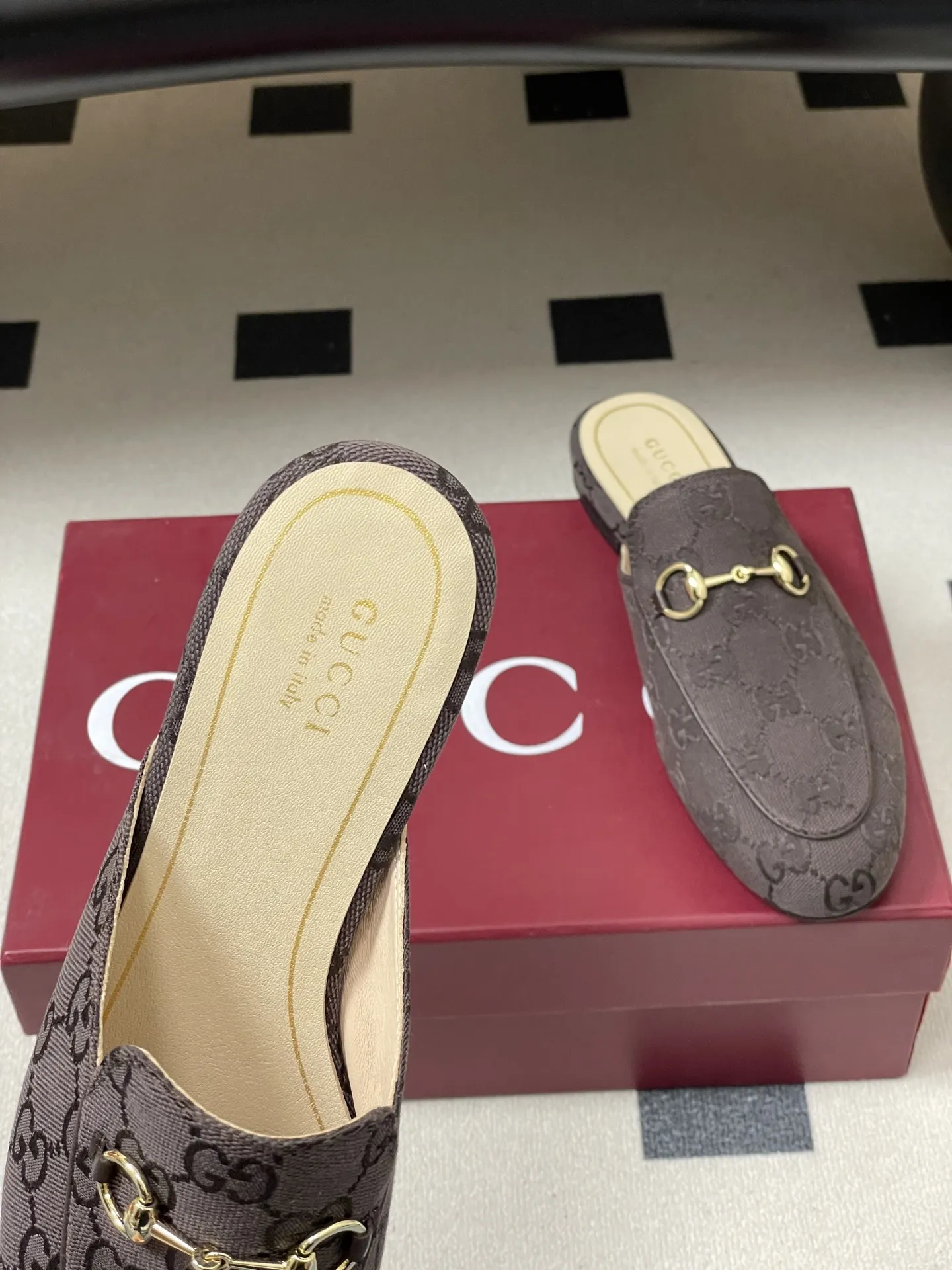 p280- 2026春夏新配色Gucci 古驰Princetown经典款系列最新版面🆕双G布面穆勒鞋马衔扣平底半拖鞋 作为设计传承的杰出代表,新系列饰马衔扣乐福鞋,生动彰显经典优雅格调。这款鞋履采用品牌标志性字母G G交织图案压纹皮,成就隽永经典。这款鞋履材质柔软,廊形精致流畅,彰显日常优雅风范! 鞋面:定制双G布面 内里垫脚:羊皮 鞋底:意大利真皮大底 码数:35-39(40.41.42定做不退换)