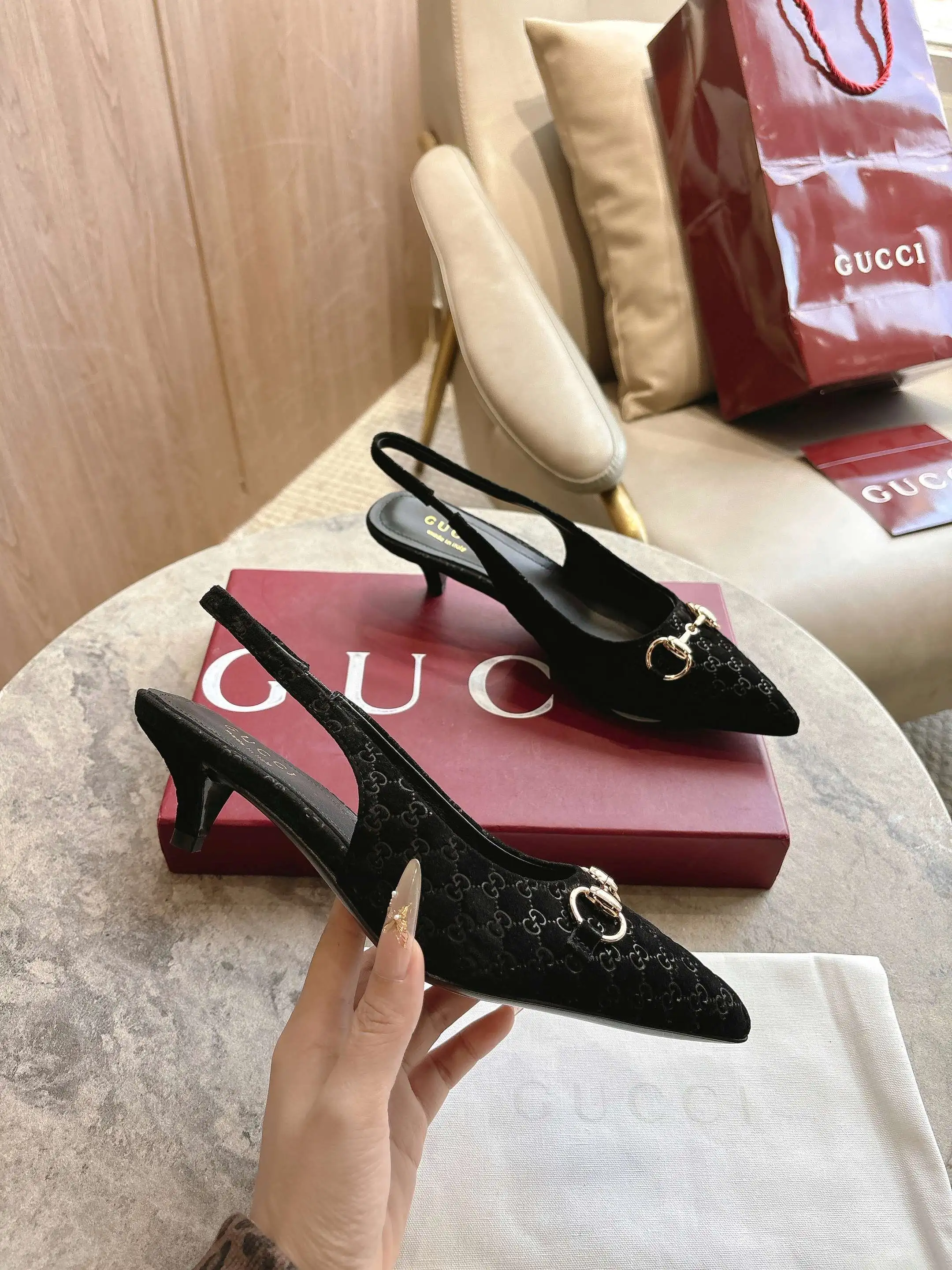 2024-1A p黑260(35-42)这款女士高跟鞋采用GG皮革精心制作,利落尖头设计搭配标志性的马衔扣细节,致敬Gucci马术传承。鞋面上的经典配件以抛光效果呈现,透过现代视角焕新诠释经典廓形。 黑色GG皮革 浅金色调配件 马衔扣 羊皮革鞋底 踝部可调节搭扣开合 中跟 高度:5厘米