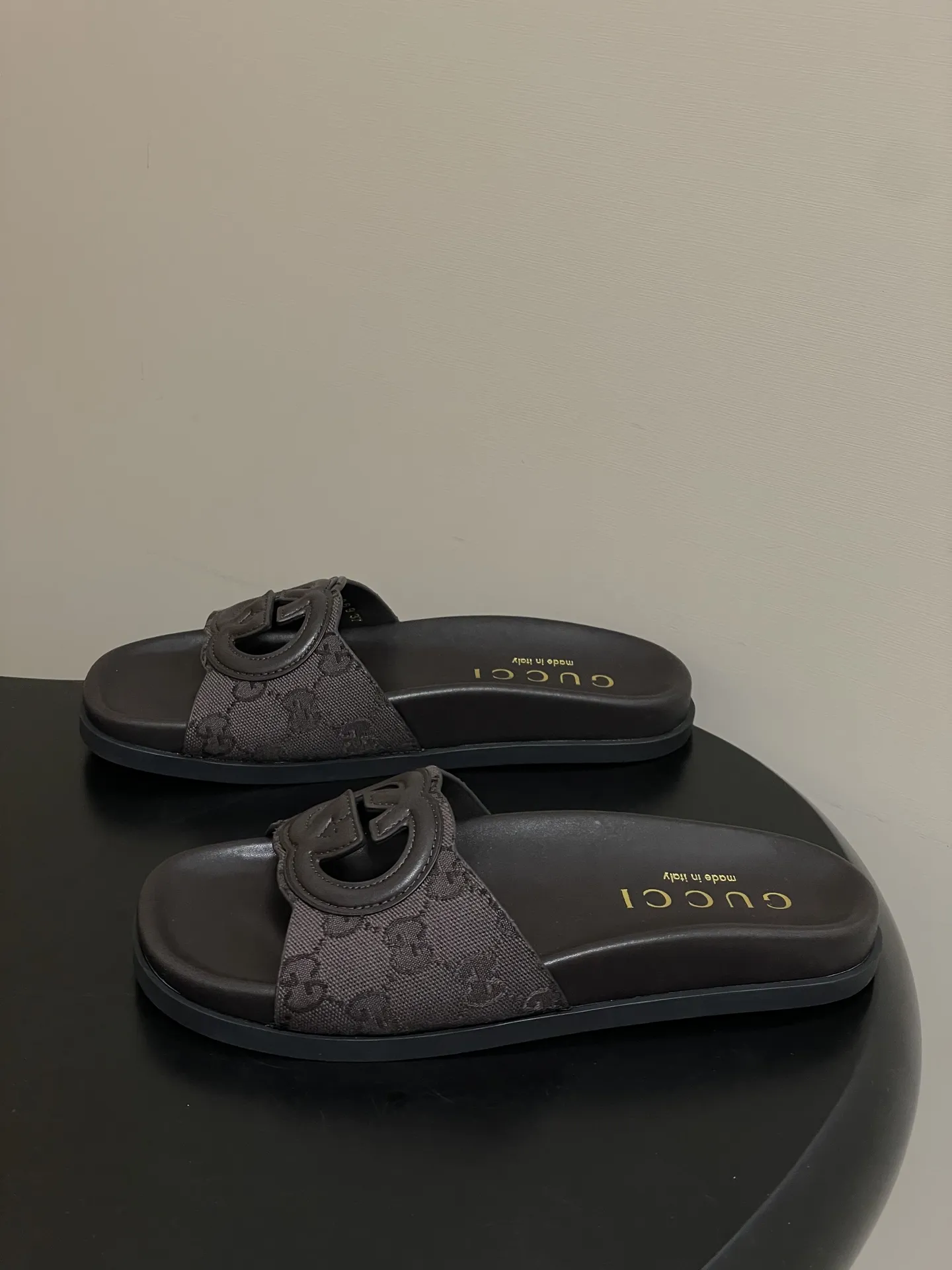 p250- 26Ss夏季新款Gucci古驰 双G镂空厚底沙滩凉拖鞋经典GG丹宁布休闲拖鞋 这款单品出自Gucci Lido系列,设计灵感源自意大利海岸的夏日风情和海滩俱乐部。从为品牌注入荣光的20世纪70年代典藏设计中撷取灵感,互扣式双G在这款皮革拖鞋上以大号镂空细节焕新呈现。 鞋面:牛皮/丹宁牛仔布 内里垫脚:羊皮 鞋底:原版开模橡胶大底 码数:35-39(40.41.42定做不退换)