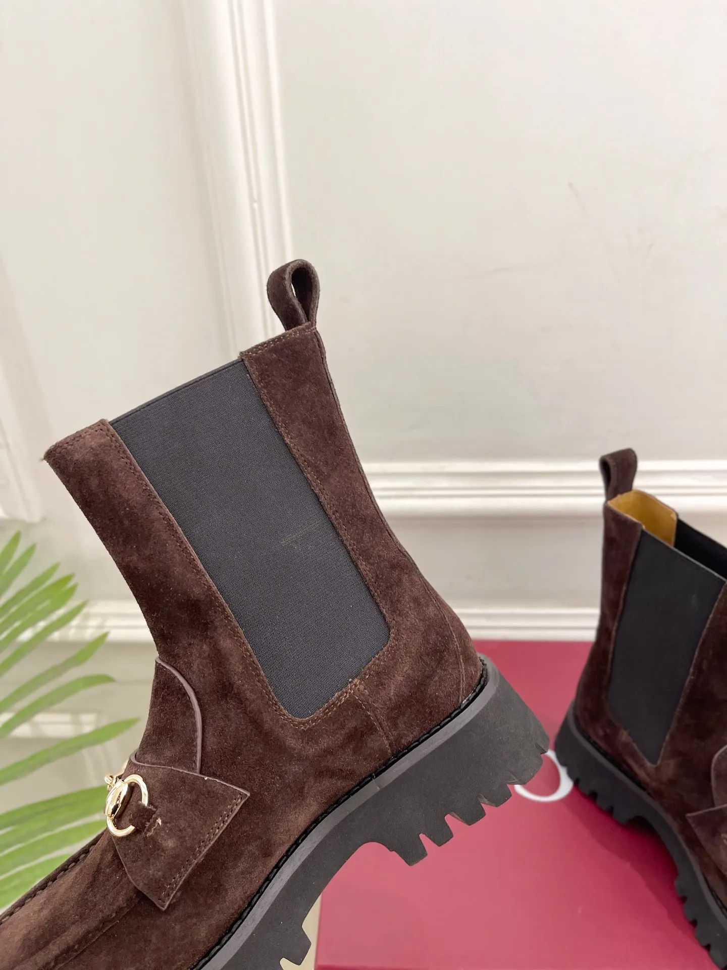 Gucci | 古驰 25𝐬𝐬 ⭐️2025 G家秋冬新品 走秀款 经典马衔扣切尔西短靴 主打系列终于面世，狠货值得期待！原有的经典 创造新设计 ✨ ❥ BS代购级别！高级感十足！国内外博主刷爆的一款,复古又时髦 穿搭简便 上脚美炸了！官网主推，新色持续更新🆕 ━━━━━ ЅᏇєєt ━━━━━ ▪️鞋面：原版特定小牛皮/牛猄 ▪️内里: 进口羊皮里 ▪️大底：原版开模定制防滑大底 ▪️跟高：4.5cm ▪️鞋码: 35-39（40.41.可定做） ▪️出厂价：💰360