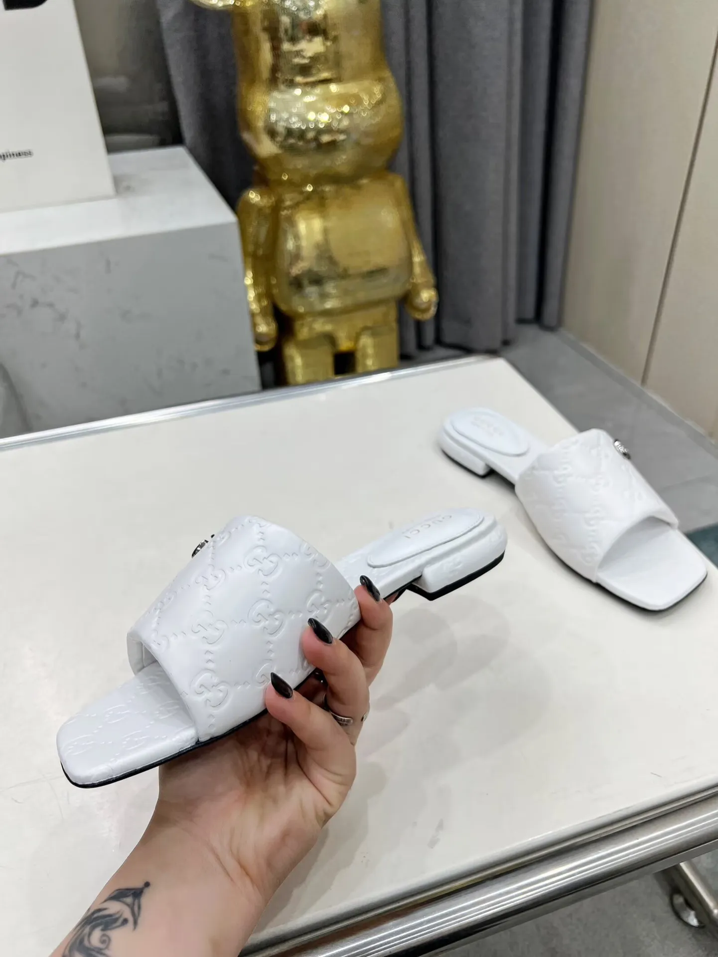 出厂价:200元 古驰双G拖鞋,时尚高端又个性十足的一款✅ 上脚很稳舒适又耐穿,日常搭配方便又独特,夏日必备经典款,鞋面采用GUCCI 3D压花、真皮大底 面料:牛皮 内里/垫脚:羊皮 颜色:黑、白、棕、酒红 码数:35—42(41、42需定做) 包装:配有布袋 卡片。