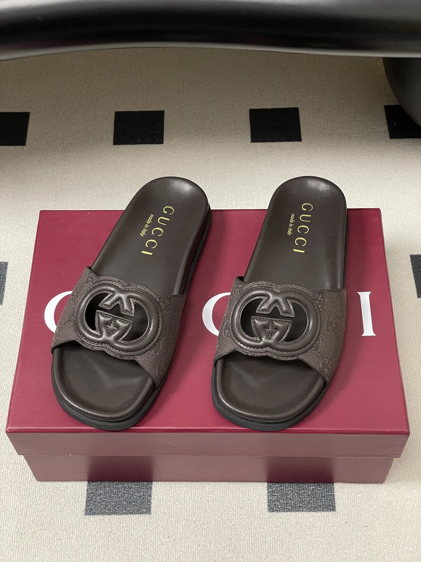 p250- 26Ss夏季新款Gucci古驰 双G镂空厚底沙滩凉拖鞋经典GG丹宁布休闲拖鞋 这款单品出自Gucci Lido系列,设计灵感源自意大利海岸的夏日风情和海滩俱乐部。从为品牌注入荣光的20世纪70年代典藏设计中撷取灵感,互扣式双G在这款皮革拖鞋上以大号镂空细节焕新呈现。 鞋面:牛皮/丹宁牛仔布 内里垫脚:羊皮 鞋底:原版开模橡胶大底 码数:35-39(40.41.42定做不退换)