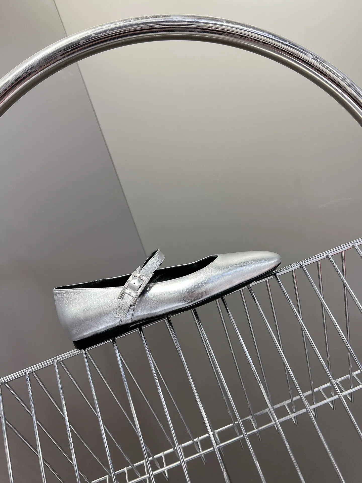 橙子出厂价💰100 🆕 HERMES爱马仕新款玛丽珍 H家唯一一款绑带玛丽珍 简约的设计 极具辨识度的H五金扣 还是第一款，上脚包裹感更强，走路更跟脚✔️原版复刻品质 细节一比一复原 鞋面进口小牛皮 内里羊皮 大底意大利真皮大底 原版全套包装 size:34-42