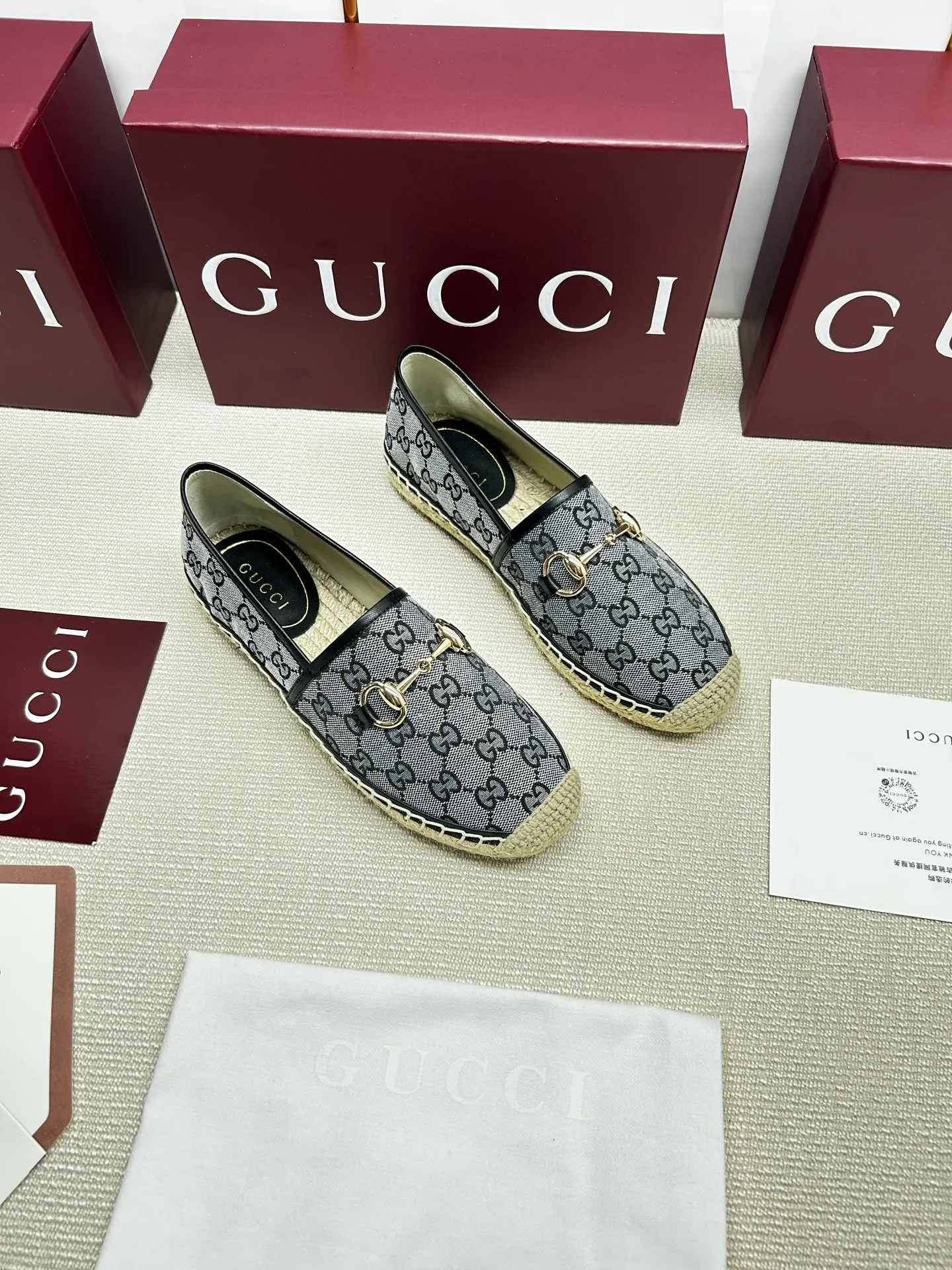 💰170,GUCCi 2025ss新款马衔扣女士新款渔夫鞋 这款鞋采用米色和深棕色GG帆布制 成整双鞋子采购Zp开发打造,全部定制材料,独家开模大底,细节全部对版出货,连包装也做到跟正品一样。码数:35-41(41订做不退不换)