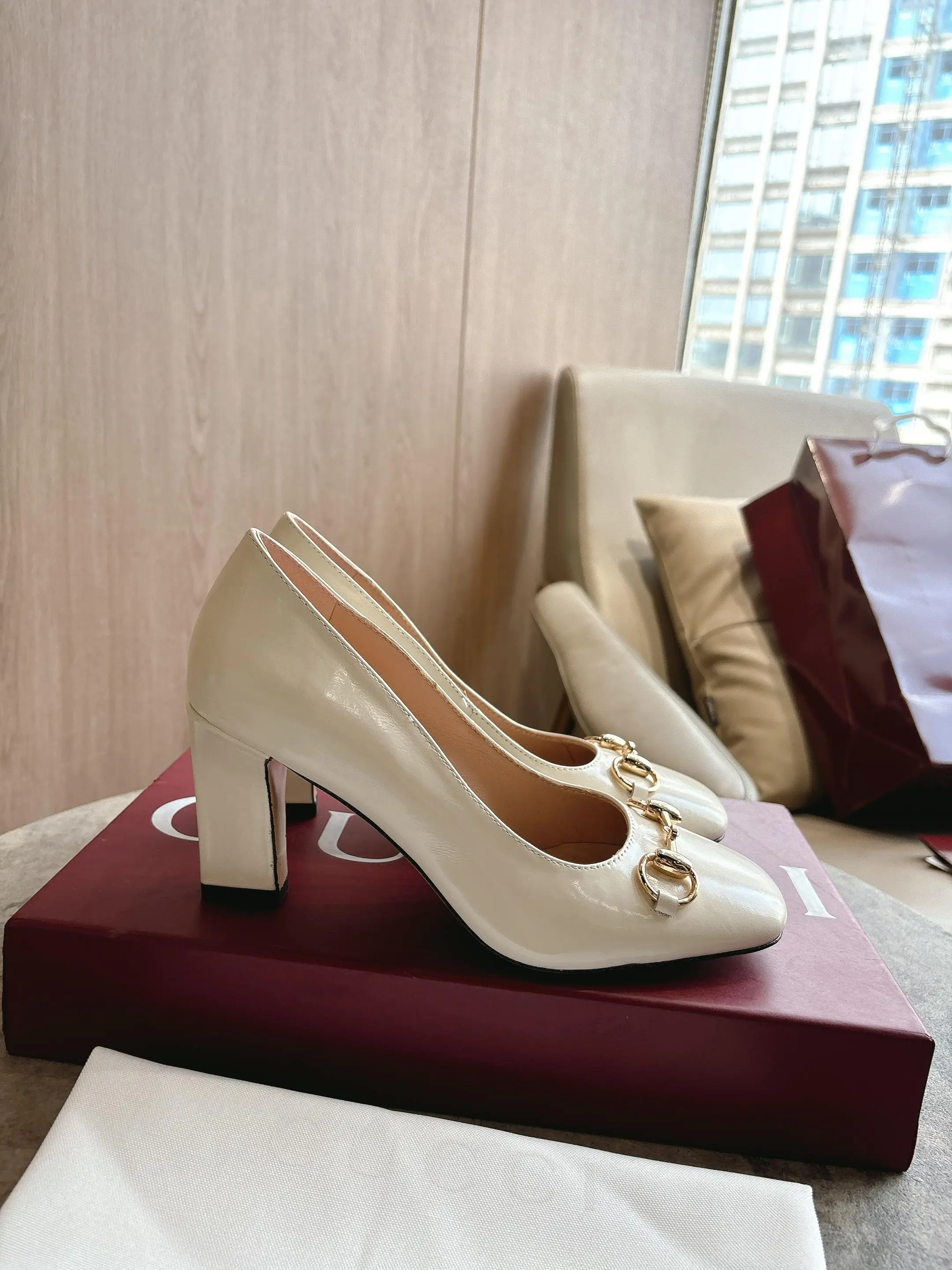 3079-2 白&yen;260（35-42）2026春夏系列全新上市。这款单品亮相于《La Famiglia》系列&ldquo;Incazzata&rdquo;造型。Signora系列鞋履的设计灵感源自意大利语中的&ldquo;夫人&rdquo;一词，以简约利落的方形鞋头与纤细修长的粗跟焕新演绎品牌典藏浅口鞋，为雅致风尚注入一抹现代气息。 米白色柔软亮面皮革 金色调配件 粉色皮革衬里 马衔扣和同款金属质感饰面&ldquo;Made in Italy by Gucci&rdquo;标识 利落方形鞋头 皮革鞋底 修长阔跟廓形 中跟 跟高：850厘米