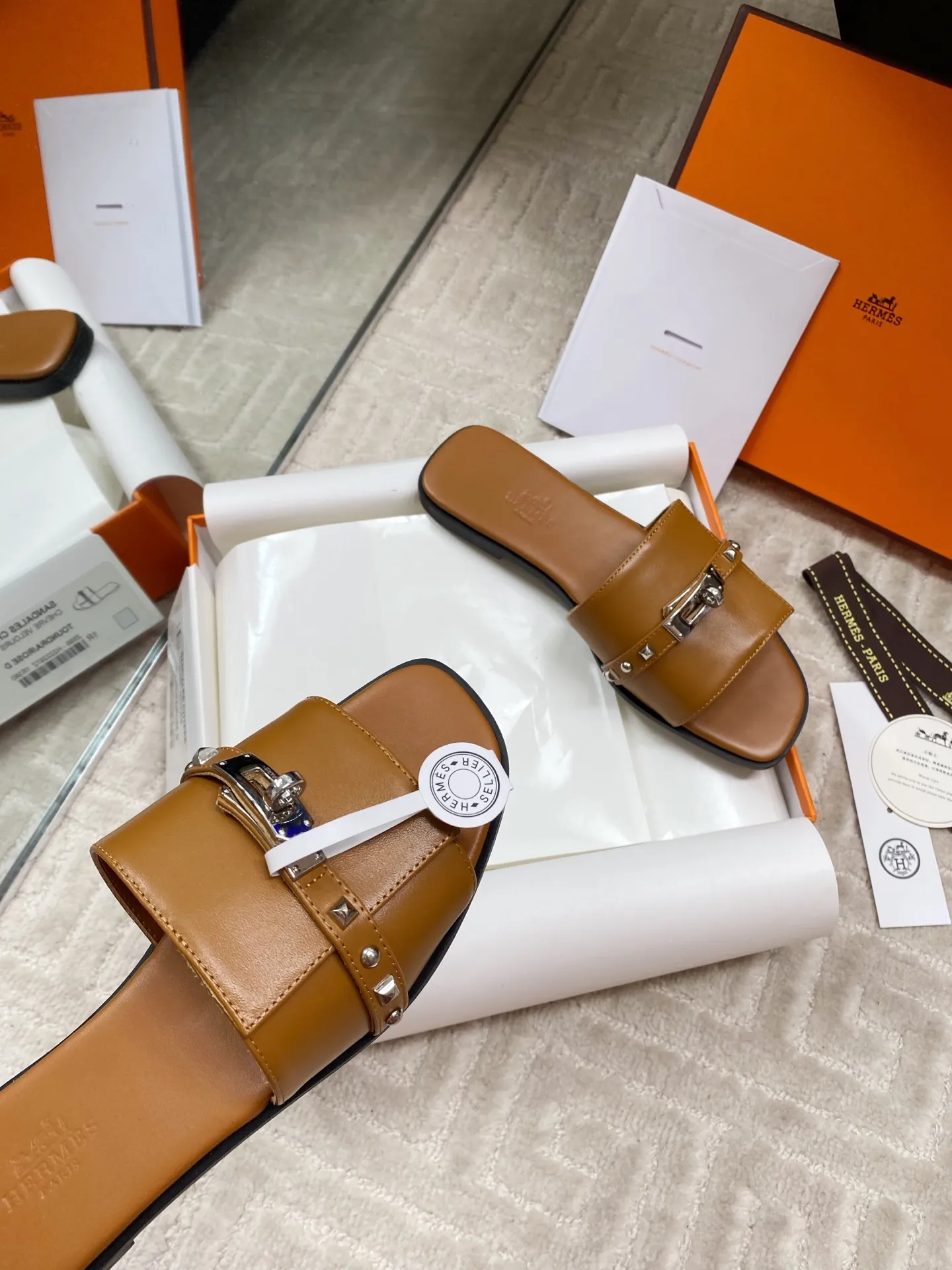 橙子出厂价💰95 Hermes 爱马仕Giulia凉鞋系列 时尚又百搭 超级舒服 每个细节都做到极致 独家开模纯钢Kelly扣 ▪️SIZE：35~40