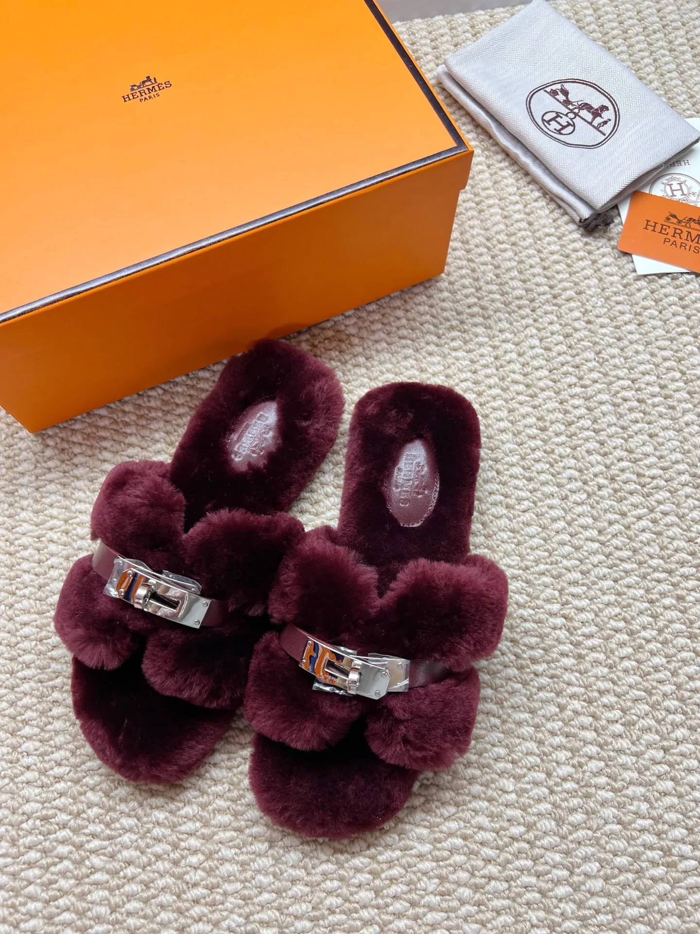 橙子出厂价💰 100 代购级别hermes爱马仕二舅毛拖常年做货2025新款新色官网、小红书同步最新配色爱马仕爆款火热上线,做工升级版,高品质! 时尚潮流小羊毛H拖秋冬款平底毛拖, 可定制无标不退不换 面料:进口小羊卷真毛 里料:进口小羊卷真毛 码数:35-41