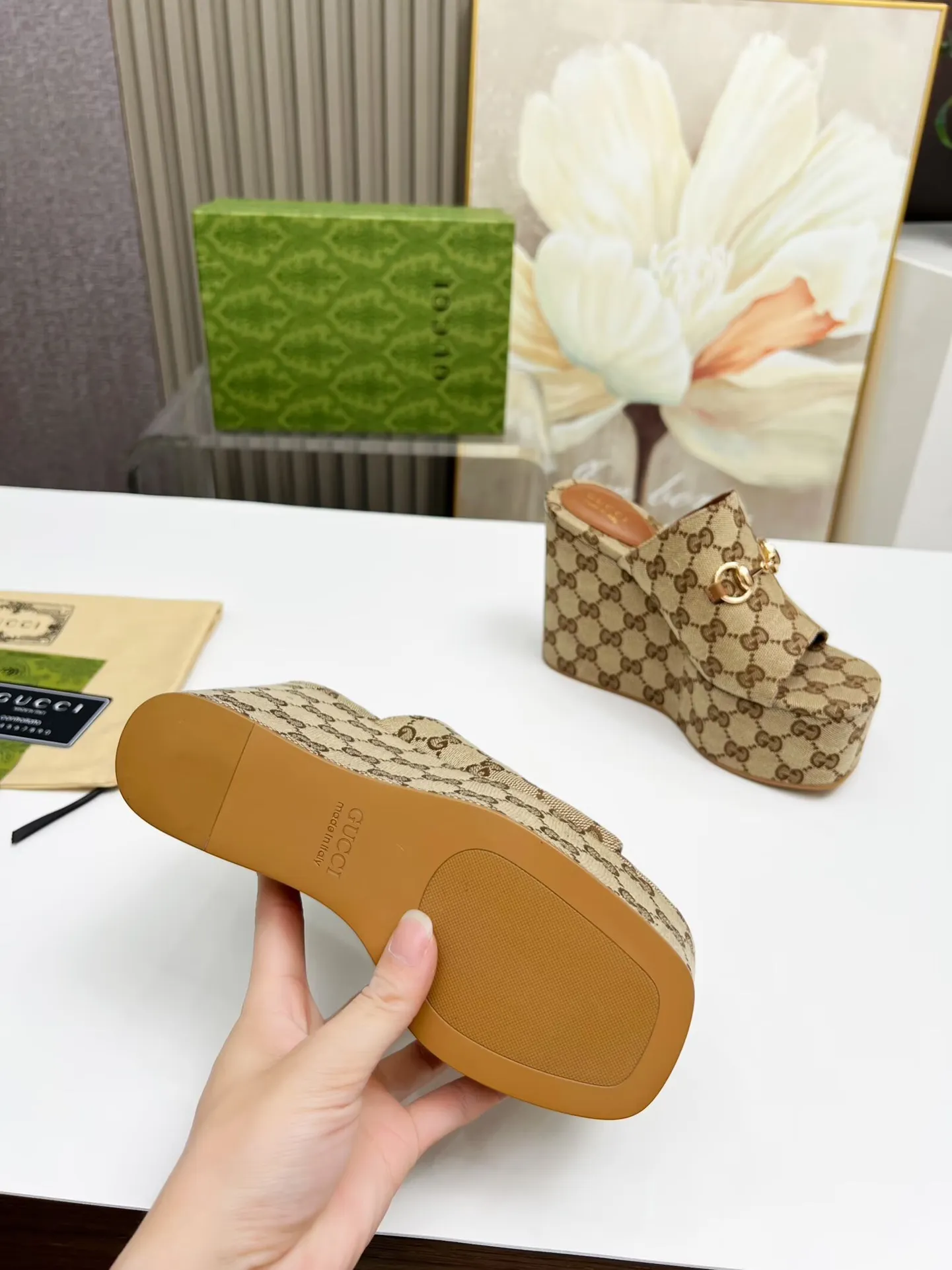 出厂价：200元 古琦新款拖鞋 ，时尚高端又个性十足的一款✅ 上脚很稳舒适又耐穿，日常搭配方便又独特，夏日必备经典款，鞋面采用GUCCI品牌饰扣 内里/垫脚：羊皮 水台高度：11cm 颜色：黑、棕 码数：35&mdash;42（41、42需定做） 包装：配有布袋 卡片。