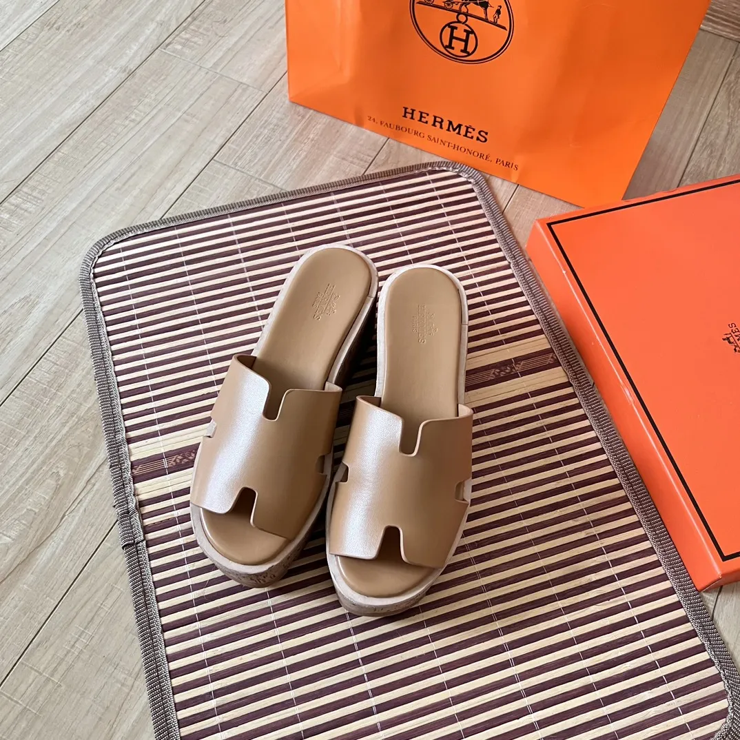 橙子出厂价💰105 Hermes 爱马仕24ss早春新品 防水台坡跟厚底凉拖鞋 H型凉鞋 经典靴型+英伦拼色设计，经典耐看！原版倒模楦型，极致1:1形体，进口高端织针呈现出精致质感！前水台5CM，后水台8CM 码数：35-41