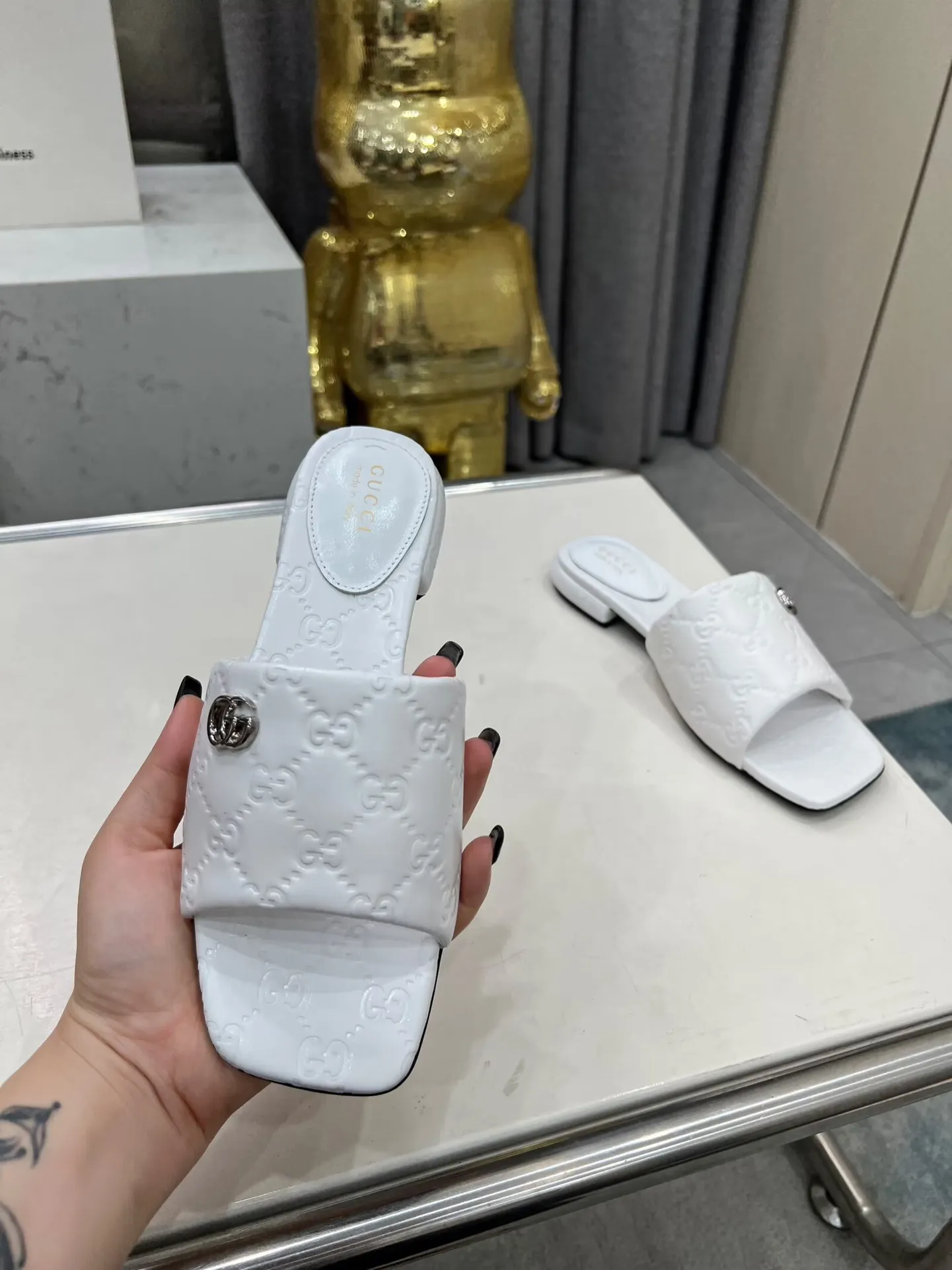 出厂价：200元 古驰双G拖鞋，时尚高端又个性十足的一款✅ 上脚很稳舒适又耐穿，日常搭配方便又独特，夏日必备经典款，鞋面采用GUCCI 3D压花、真皮大底 面料：牛皮 内里/垫脚：羊皮 颜色：黑、白、棕、酒红 码数：35&mdash;42（41、42需定做） 包装：配有布袋 卡片。