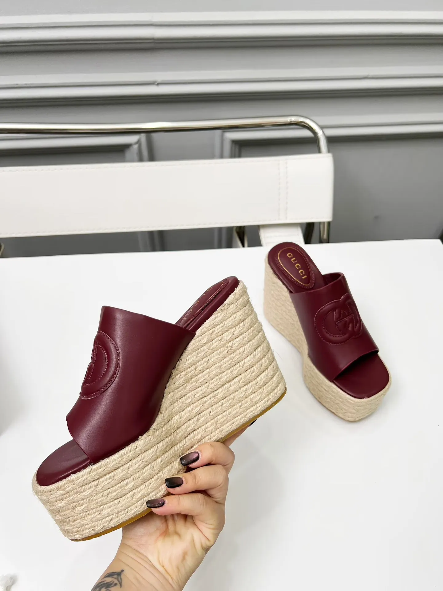 出厂价:210元 古琦新款拖鞋 ,时尚高端又个性十足的一款✅ 上脚很稳舒适又耐穿,日常搭配方便又独特,夏日必备经典款,鞋面采用GUCCI品牌车线 面料:牛皮 内里/垫脚:羊皮 水台高度:11cm 颜色:黑、白、棕、酒红、粉 码数:35—42(41、42需定做) 包装:配有布袋 卡片。