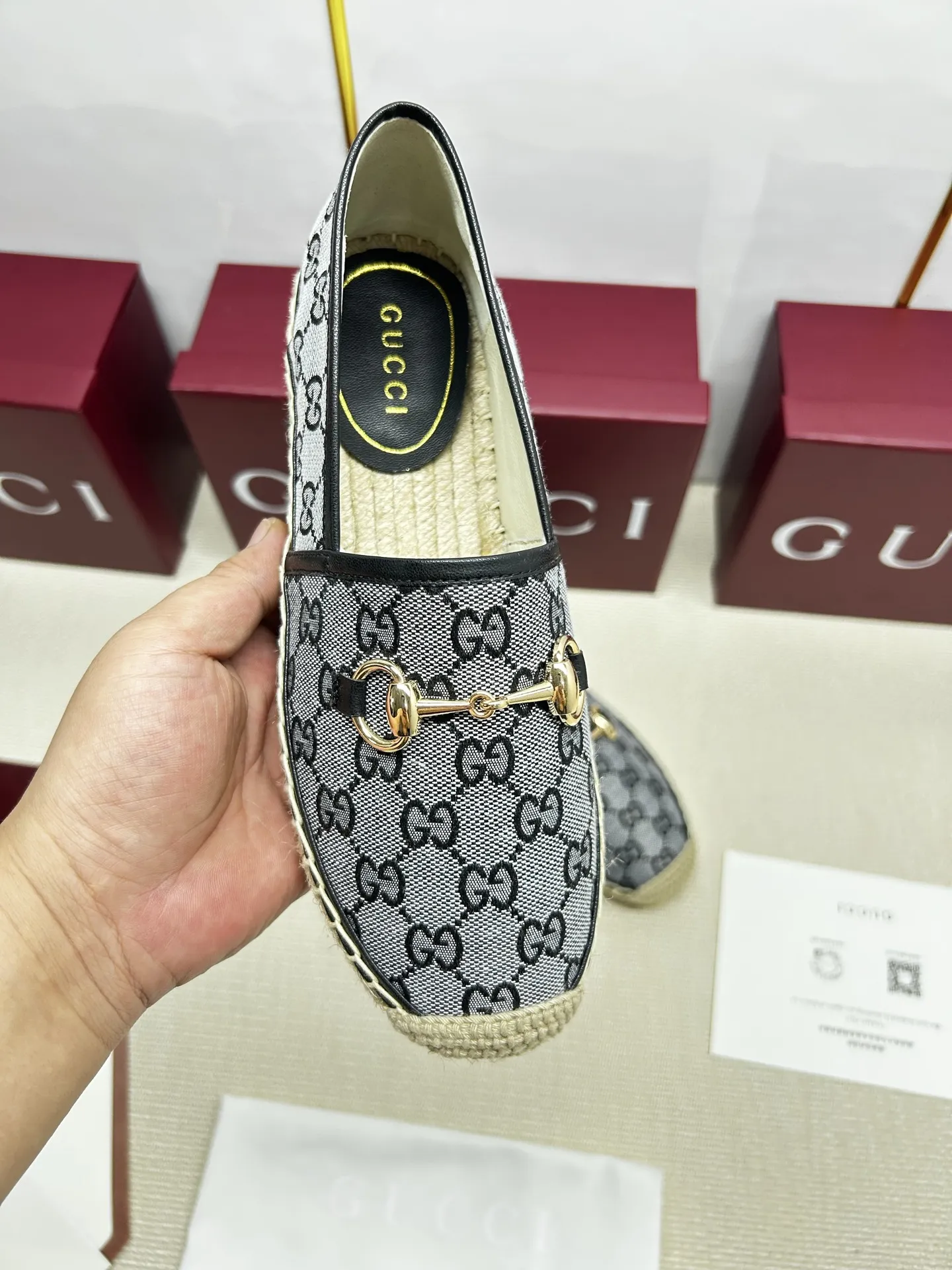 💰170,GUCCi 2025ss新款马衔扣女士新款渔夫鞋 这款鞋采用米色和深棕色GG帆布制 成整双鞋子采购Zp开发打造,全部定制材料,独家开模大底,细节全部对版出货,连包装也做到跟正品一样。码数:35-41(41订做不退不换)