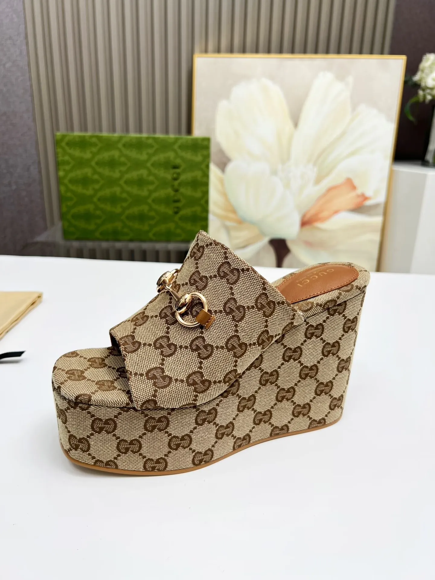 出厂价：200元 古琦新款拖鞋 ，时尚高端又个性十足的一款✅ 上脚很稳舒适又耐穿，日常搭配方便又独特，夏日必备经典款，鞋面采用GUCCI品牌饰扣 内里/垫脚：羊皮 水台高度：11cm 颜色：黑、棕 码数：35&mdash;42（41、42需定做） 包装：配有布袋 卡片。