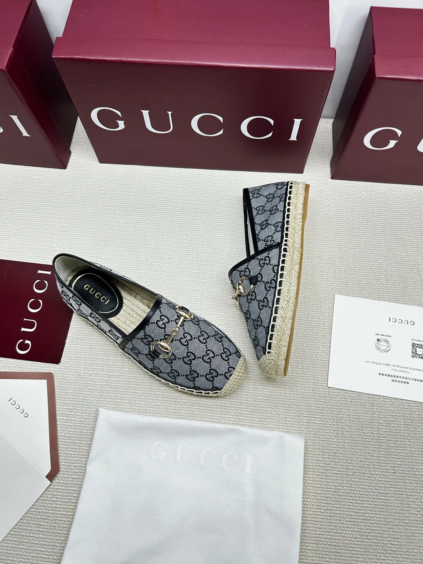 💰170,GUCCi 2025ss新款马衔扣女士新款渔夫鞋 这款鞋采用米色和深棕色GG帆布制 成整双鞋子采购Zp开发打造,全部定制材料,独家开模大底,细节全部对版出货,连包装也做到跟正品一样。码数:35-41(41订做不退不换)