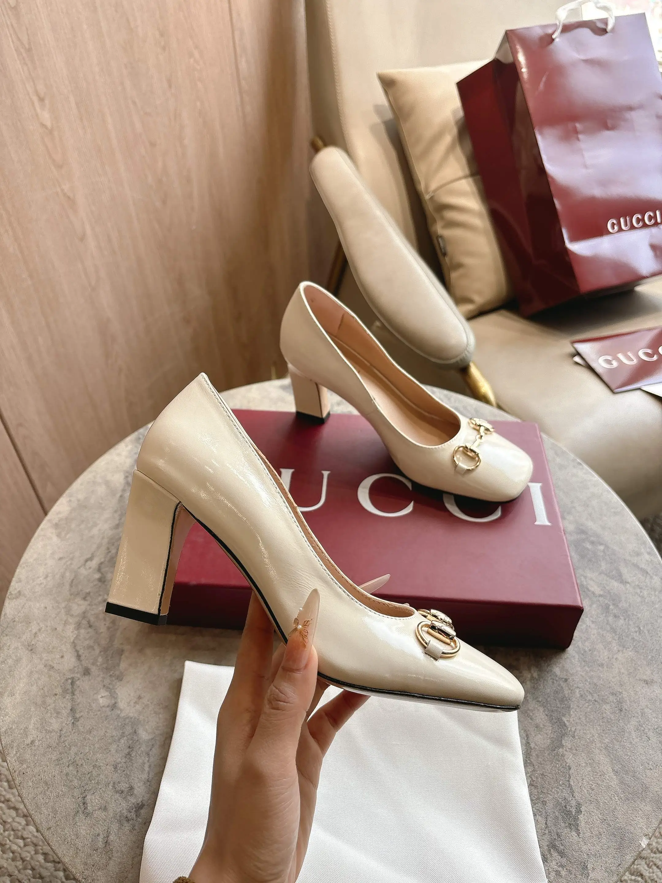 3079-2 白¥260(35-42)2026春夏系列全新上市。这款单品亮相于《La Famiglia》系列“Incazzata”造型。Signora系列鞋履的设计灵感源自意大利语中的“夫人”一词,以简约利落的方形鞋头与纤细修长的粗跟焕新演绎品牌典藏浅口鞋,为雅致风尚注入一抹现代气息。 米白色柔软亮面皮革 金色调配件 粉色皮革衬里 马衔扣和同款金属质感饰面“Made in Italy by Gucci”标识 利落方形鞋头 皮革鞋底 修长阔跟廓形 中跟 跟高:850厘米