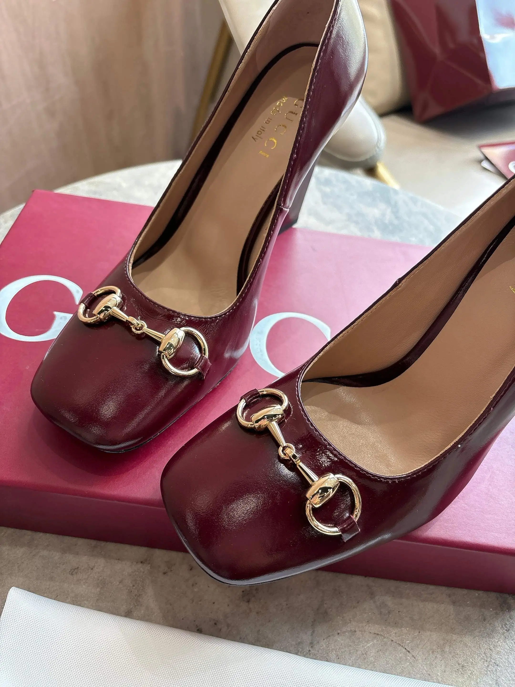 3079-1 酒红&yen;270（35-42）2026春夏系列全新上市。这款单品亮相于《La Famiglia》系列&ldquo;Incazzata&rdquo;造型。Signora系列鞋履的设计灵感源自意大利语中的&ldquo;夫人&rdquo;一词，以简约利落的方形鞋头与纤细修长的粗跟焕新演绎品牌典藏浅口鞋，为雅致风尚注入一抹现代气息。 酒红柔软亮面皮革 金色调配件 粉色皮革衬里 马衔扣和同款金属质感饰面&ldquo;Made in Italy by Gucci&rdquo;标识 利落方形鞋头 皮革鞋底 修长阔跟廓形 中跟 跟高：110厘米