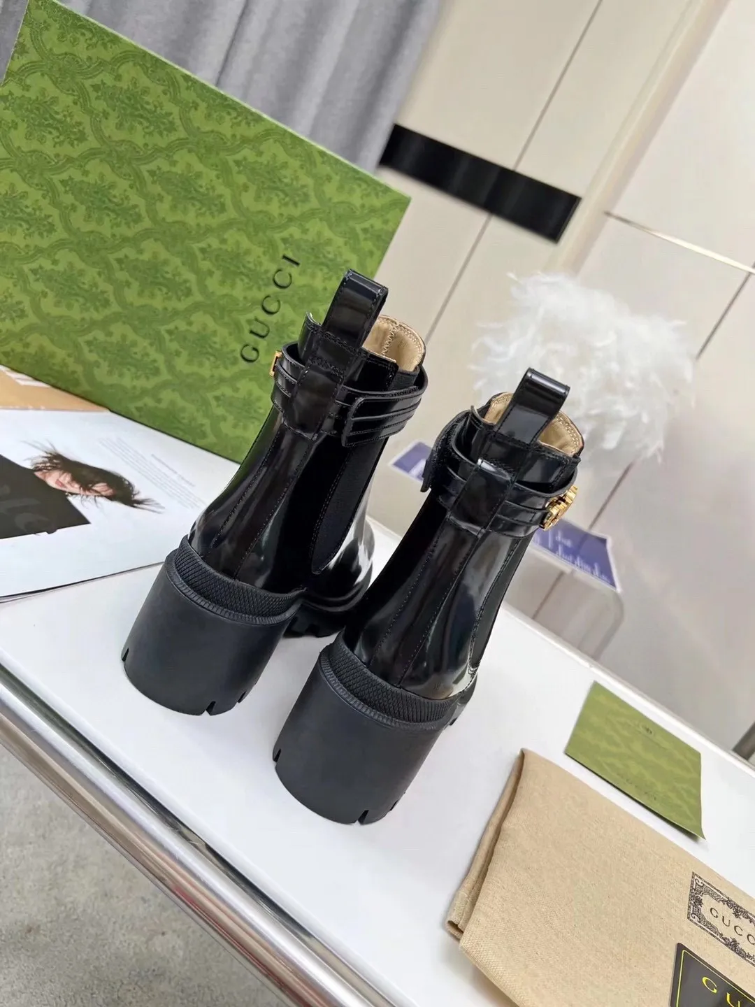 🌸P240💰 新款古奇GUCCI 热卖6寸踝靴 分开边珠版面和牛皮版面 非常好搭配两侧配以松紧镶饰，方便穿脱，可拆卸璀璨字母LOGO.特显复古英伦风， 面料：进口开边珠牛皮 内里/ 垫脚：牛皮 包装：配有小票、布袋 码数:35-42#