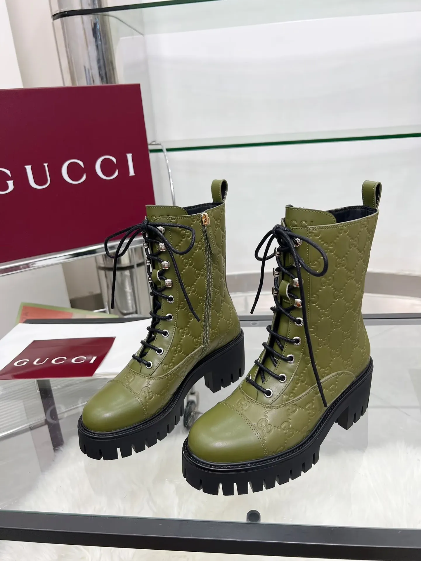 出厂价：320元 新版古琦GUCCI 热卖✅踝靴 🎉非常好搭配👍特显复古英伦风，高级3D印花、正面古琦饰扣装饰💎LOGO✅ 面料：进口牛皮🐂 内里/垫脚：牛里 颜色：黑色 绿色 码数：35&mdash;42｛2头需定做｝ 跟高：5cm TPU大底 包装：配有卡片、布袋。