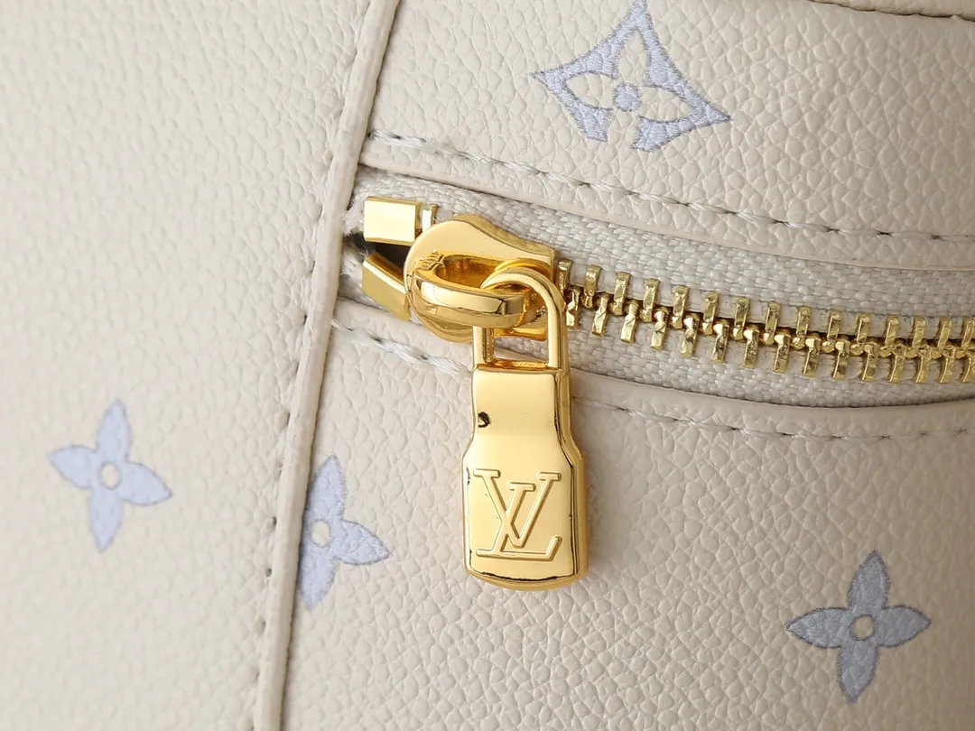 P157💰升级原版 M27744 M47125 本款Vanity Chain Pouch 手袋汲取路易威登典藏硬箱的造型灵感，凝练品牌的旅行精神。Monogram Empreinte 皮革浸染典雅色调，LV 铭纹挂锁道出品牌身份。可拆卸肩带与链条灵活切换背携风尚，轻松收纳小号零钱包、太阳眼镜等随身物品。尺寸:11.5 x 6.5 x 19 厘米(高 x 宽 x 长度)