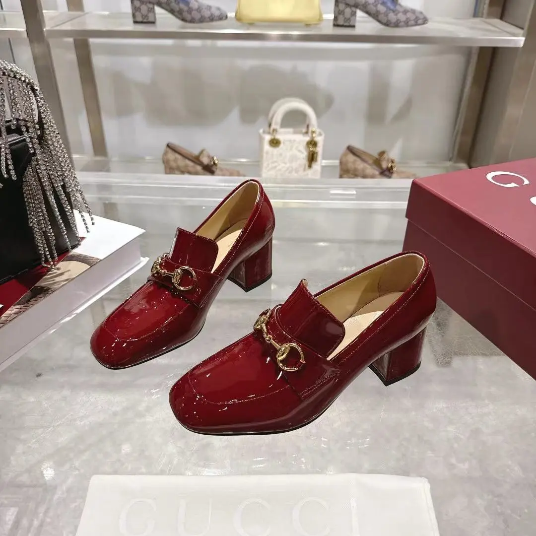 长期有货 GUCCI 古奇 浅口乐福鞋巧妙运用圆形鞋头等设计时尚风范 面料：进口软牛漆皮和进口羊皮 内里：垫脚 进口羊皮 跟高:5.5 码数:35&mdash;42码 备注: 40 41 42 定做 工厂直批260