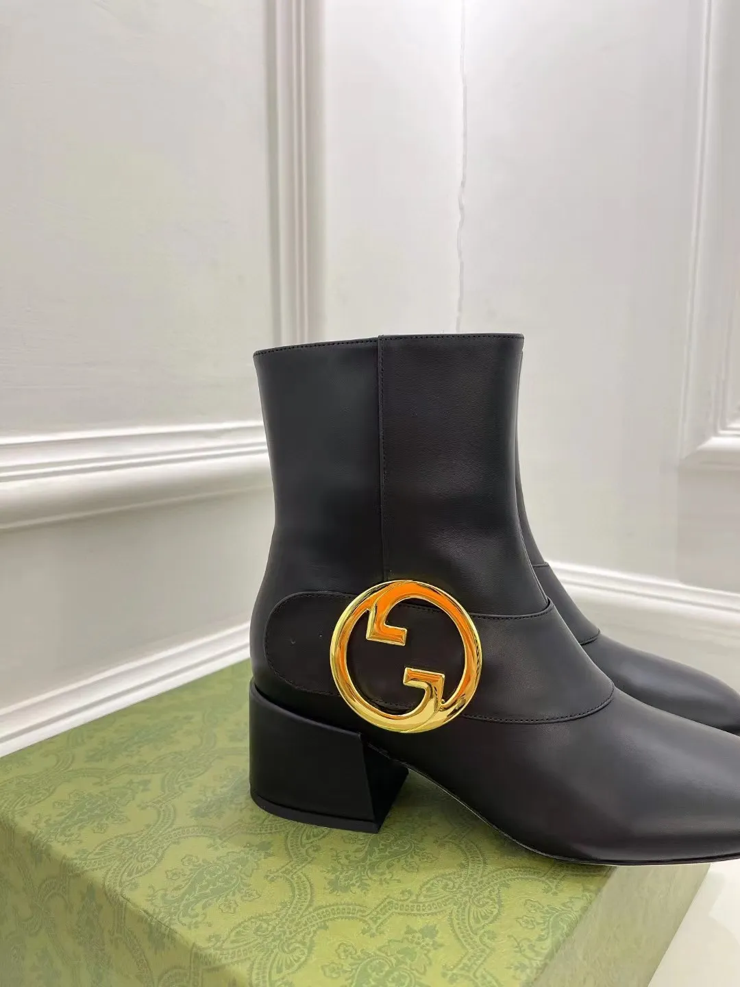 GUCCI 古奇 时尚大爆款 巧妙运用方形鞋头GG扣等设计时尚风范 面料：粒面牛皮/羊皮 内里：垫脚 进口羊皮 跟高：5.5cm 意大利真皮大底一比一生产 码数:35&mdash;42码 备注: 40 41 42 定做 工厂直批320