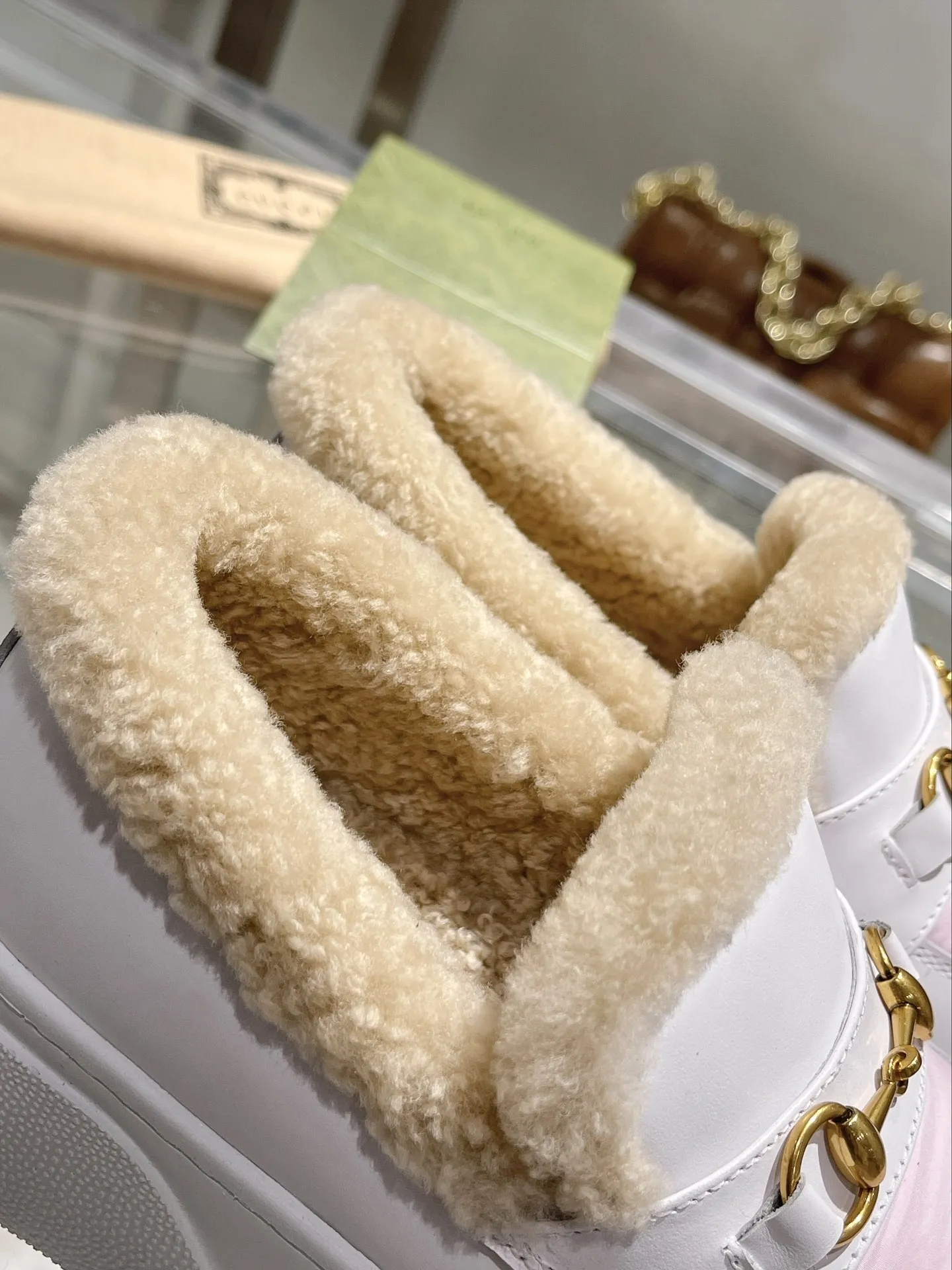 👑 P 260💰 Gucci巴黎时装周中国22年美丽奴羊皮毛一体浅口雪地靴，提花面料LOGO➕头层牛皮➕澳洲进口羊毛内里， Gucci 这款雪地靴结合了品牌两大标志性元素&mdash;&mdash;金色马衔扣五金和 V 字形马特拉塞绗缝。它采用混纺羊毛毡于意大利制成，以柔软皮革饰边，米黄色羊毛皮全衬里让双足保持温暖。橡胶厚底上压印有 Logo，可提供出色抓地力。 鞋跟高约 3 厘米 金典色皮革（小牛皮），米黄色羊毛皮内里， 套穿款 意大利制造 符合标准尺码，请选择平时所穿尺码 中国尺码35～42码