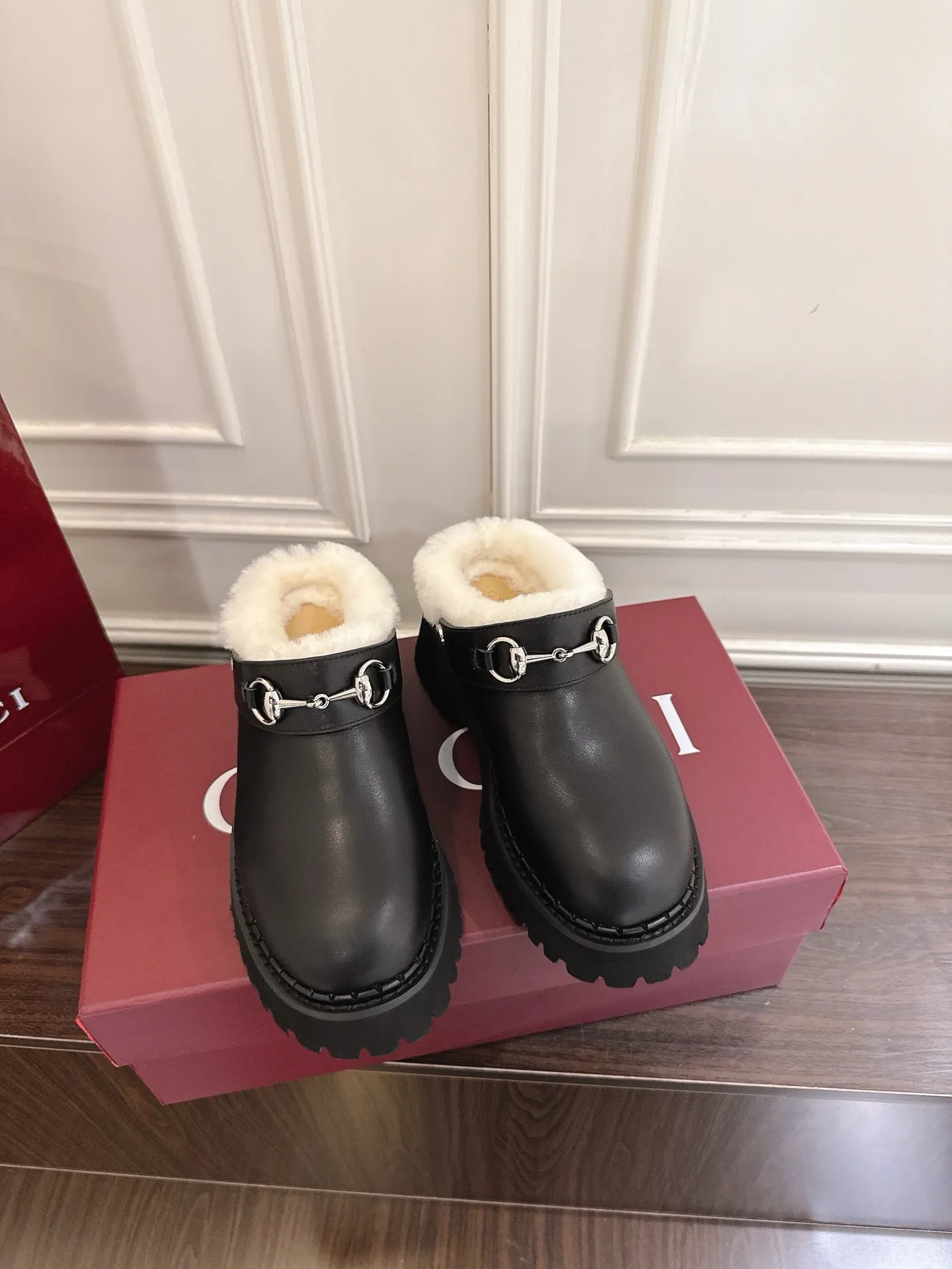 🌸P250💰 Gucci 饰马衔扣羊毛穆勒鞋沟纹底半拖 作为品牌对马术本源的致敬之作,马衔扣历经岁月洗礼之后,将厚重历史底蕴和现代时尚流行融合形成一体 牛皮面 底厚:5cm 码数:35-42#