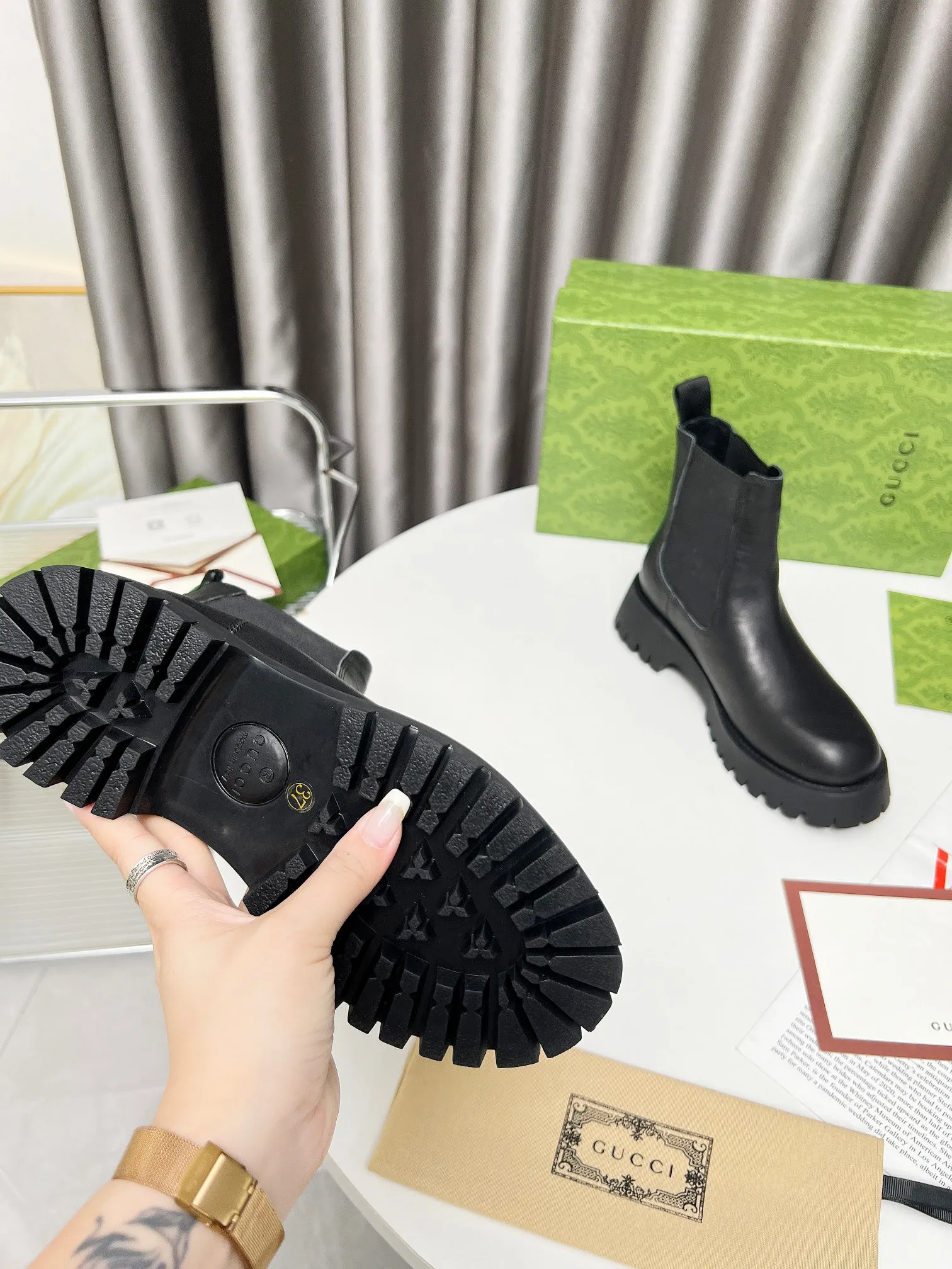 🌸P260💰 Gucci马丁靴 典藏图案继续在Gucci全新系列中大放异彩。全新系列匠心呈献马衔扣配件，彰显品牌马术传承。这款女士靴子采用皮革制作，搭配橡胶沟纹鞋底。 面料：进口牛皮/筒高4.5 码数：女35-42# 男39-45#