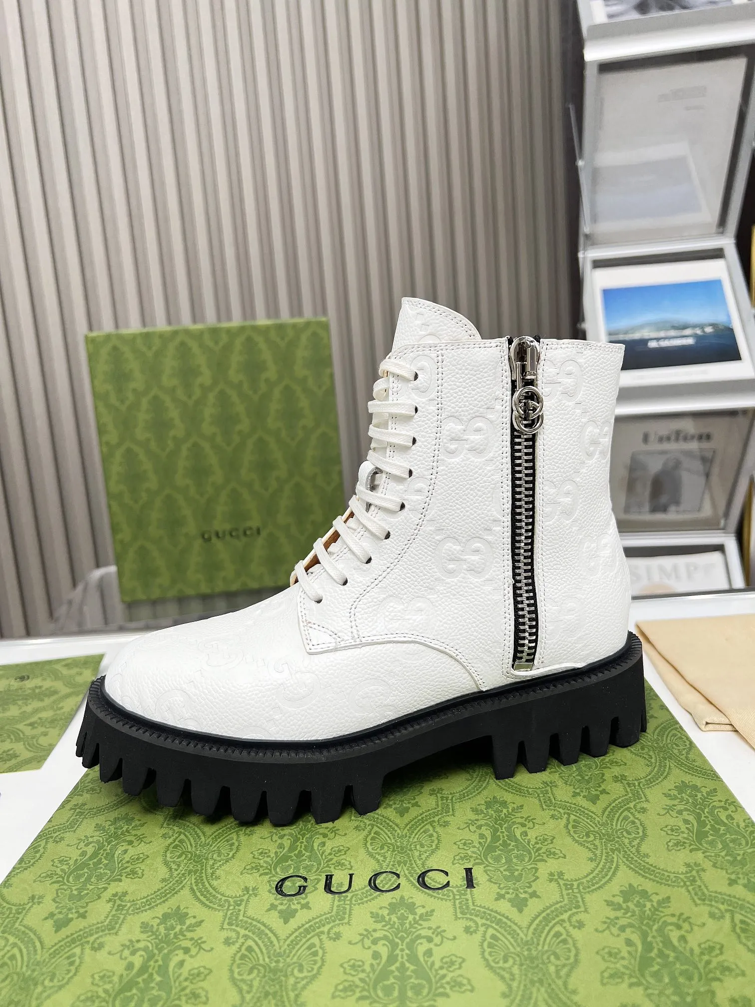 ❤️P250💰 Gucci 2023超酷马丁靴，GG标识在新推系列继续绽放异彩，舒适和轻在这款女士皮靴上匠心呈现。经典GG图案由品牌创始人Guccio Gucci先生的姓名演化而来，在20世纪30年代开始使用，历经近一个世纪的发展依然为品牌探索全新表达提供灵感。 码数:35-43#