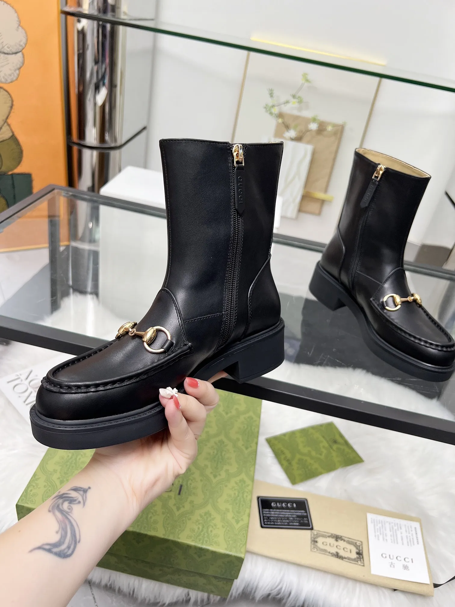 出厂价:290元 2025最新版古琦GUCCI 热卖✅ 🎉非常好搭配👍内侧拉链设计,方便穿脱‘品牌饰扣 跟高:6cm 面料:牛皮/开边珠 内里/垫脚:杏色牛里🐂 大底PPU材质 颜色:黑色 码数:34—40。34和41 42 需定做 包装:配有卡片 、布袋。