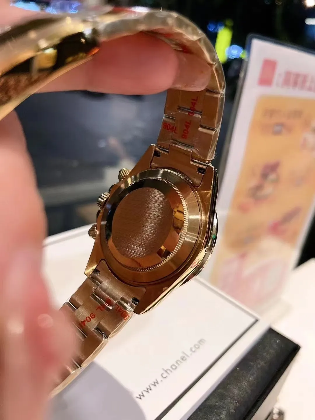 💰黄金586748 全新劳力士迪通拿彩虹款。型号：116599RBOW-116598RBOW-116595RBOW.彩虹迪通拿一表难求！镶嵌根据原厂颜色渐变过渡最协调的36颗宝石进行优化处理，高度、角度一致，折射效果非常漂亮。字面每个计时盘为光线的不同而发生折射，色泽鲜艳亮丽，独一无二。搭载进口石英机芯 (分别有星期 月份 24小时显示)Rolex钢实心链节蚝式易调节表带，抛光打磨精湛细腻。