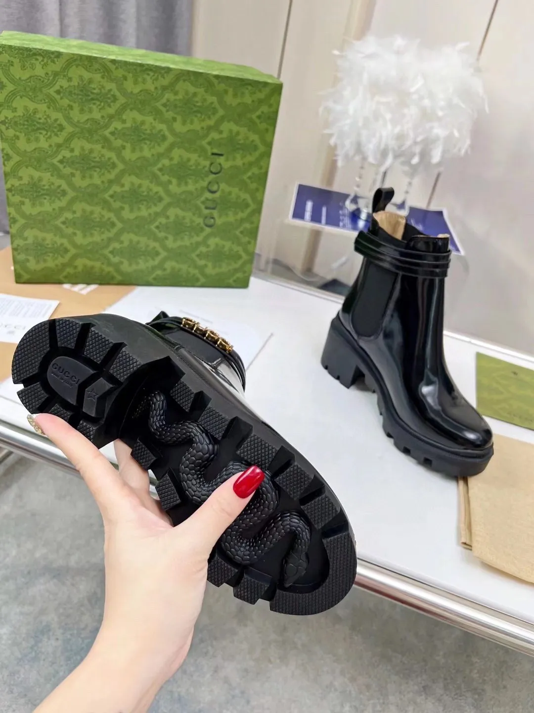🌸P240💰 新款古奇GUCCI 热卖6寸踝靴 分开边珠版面和牛皮版面 非常好搭配两侧配以松紧镶饰，方便穿脱，可拆卸璀璨字母LOGO.特显复古英伦风， 面料：进口开边珠牛皮 内里/ 垫脚：牛皮 包装：配有小票、布袋 码数:35-42#