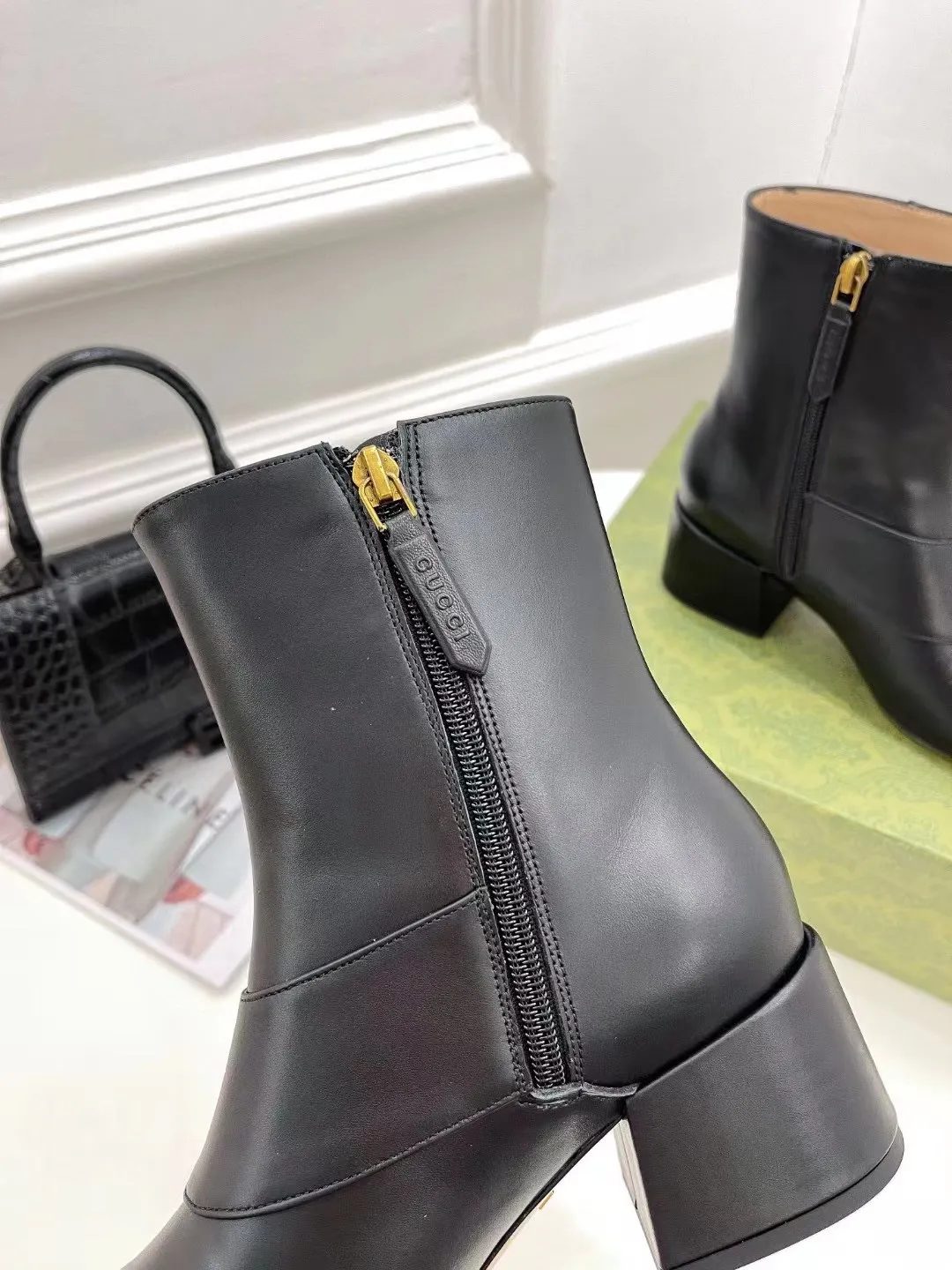 GUCCI 古奇 时尚大爆款 巧妙运用方形鞋头GG扣等设计时尚风范 面料：粒面牛皮/羊皮 内里：垫脚 进口羊皮 跟高：5.5cm 意大利真皮大底一比一生产 码数:35&mdash;42码 备注: 40 41 42 定做 工厂直批320