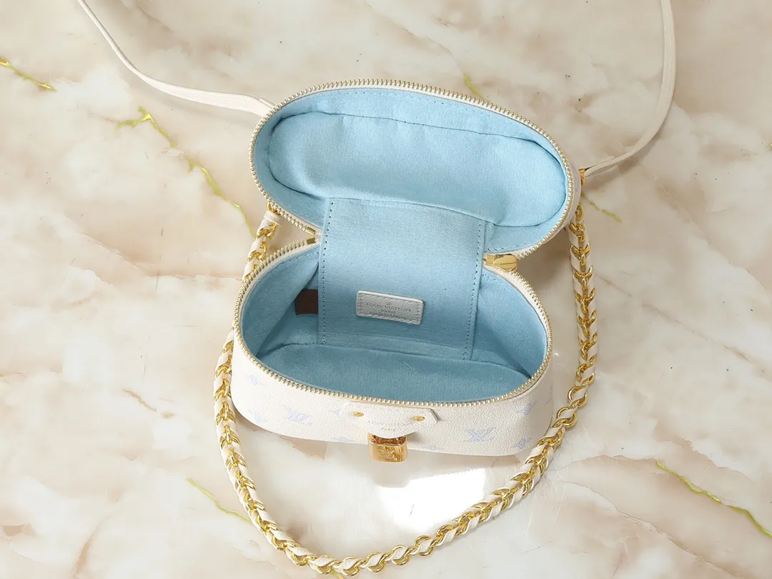 P157💰升级原版 M27744 M47125 本款Vanity Chain Pouch 手袋汲取路易威登典藏硬箱的造型灵感，凝练品牌的旅行精神。Monogram Empreinte 皮革浸染典雅色调，LV 铭纹挂锁道出品牌身份。可拆卸肩带与链条灵活切换背携风尚，轻松收纳小号零钱包、太阳眼镜等随身物品。尺寸:11.5 x 6.5 x 19 厘米(高 x 宽 x 长度)