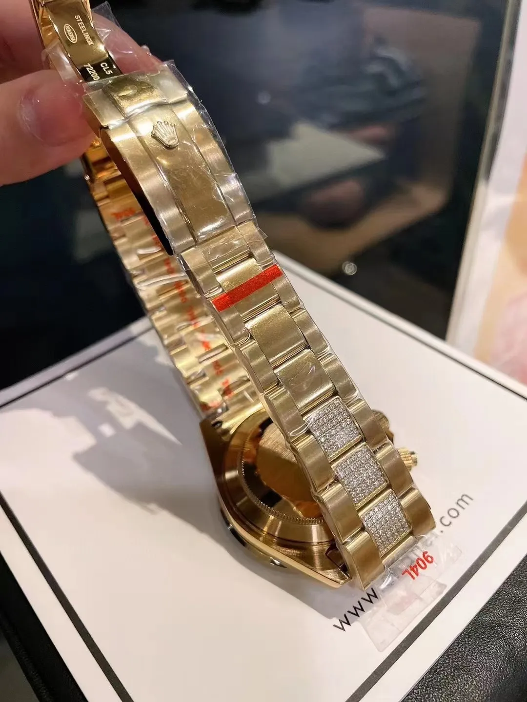 💰黄金586748 全新劳力士迪通拿彩虹款。型号:116599RBOW-116598RBOW-116595RBOW.彩虹迪通拿一表难求!镶嵌根据原厂颜色渐变过渡最协调的36颗宝石进行优化处理,高度、角度一致,折射效果非常漂亮。字面每个计时盘为光线的不同而发生折射,色泽鲜艳亮丽,独一无二。搭载进口石英机芯 (分别有星期 月份 24小时显示)Rolex钢实心链节蚝式易调节表带,抛光打磨精湛细腻。