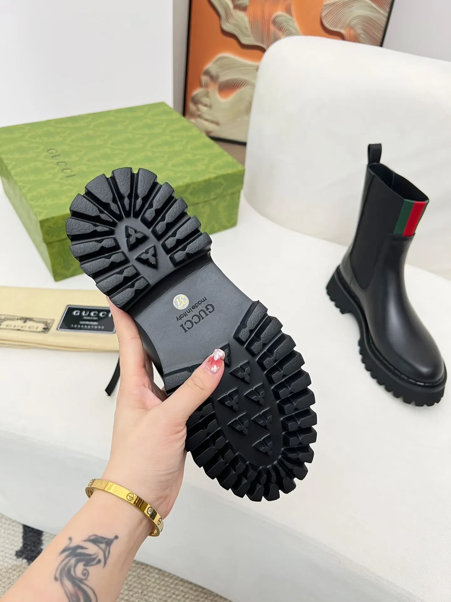 出厂价：290元 2025最新版古琦GUCCI百搭马丁靴，方便穿脱一脚蹬&lsquo;品牌织带拼色搭配 跟高：5cm 面料：牛皮/开边珠 内里/垫脚：黑色牛里🐂 大底是发泡大底材质 颜色：黑色 码数：34&mdash;40。34和41 42 需定做 包装：配有卡片、布袋。