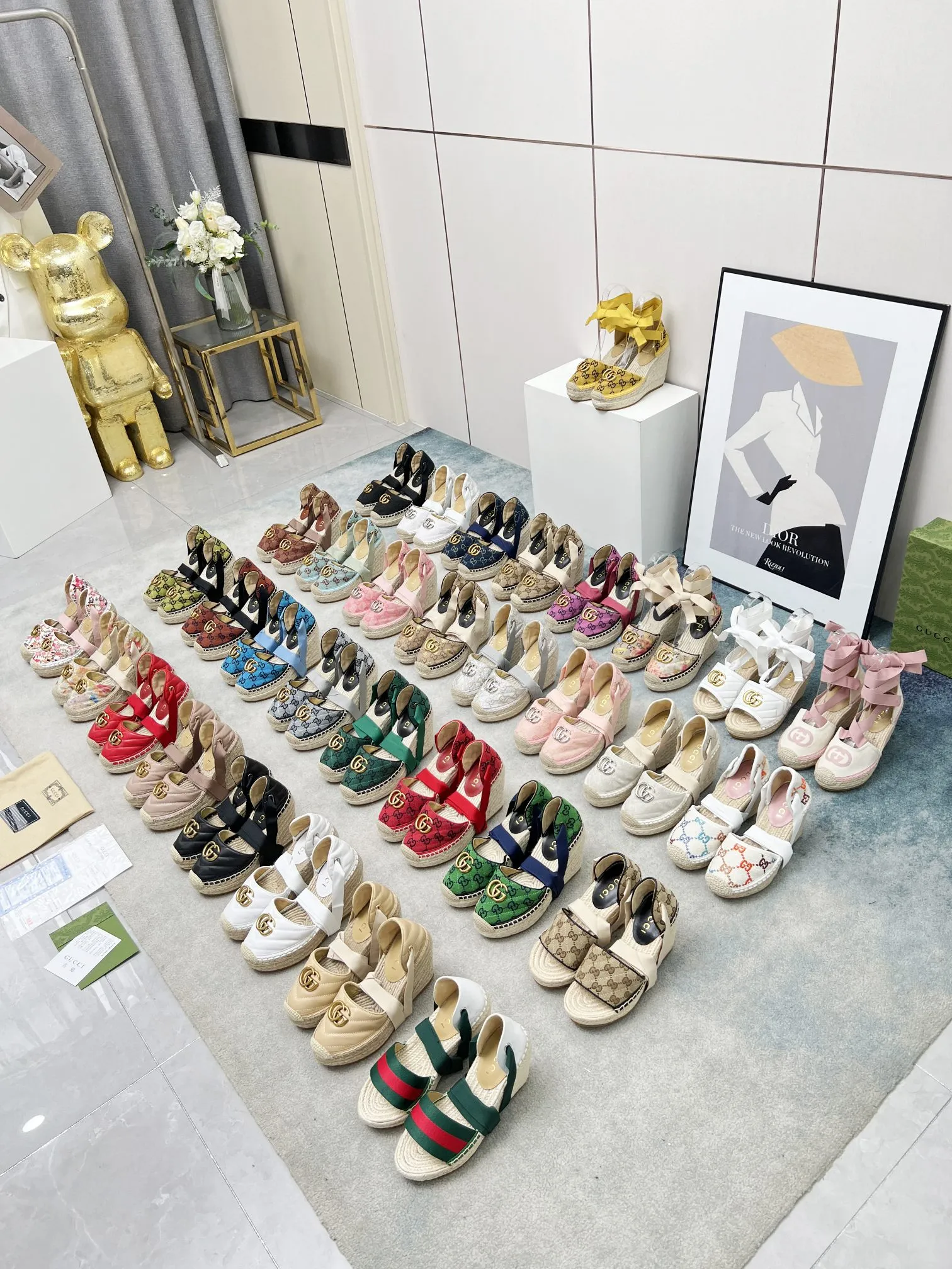 p210 GUCCI 古奇坡跟渔夫凉鞋 厚底草编 高端品质 面料:双G面料电绣 内里:混种羊皮里 码数:35~42 颜色:米白色 各位新老客户图片已经更新请转图更换 坡跟升级版目前有40多个颜色 转图大卖