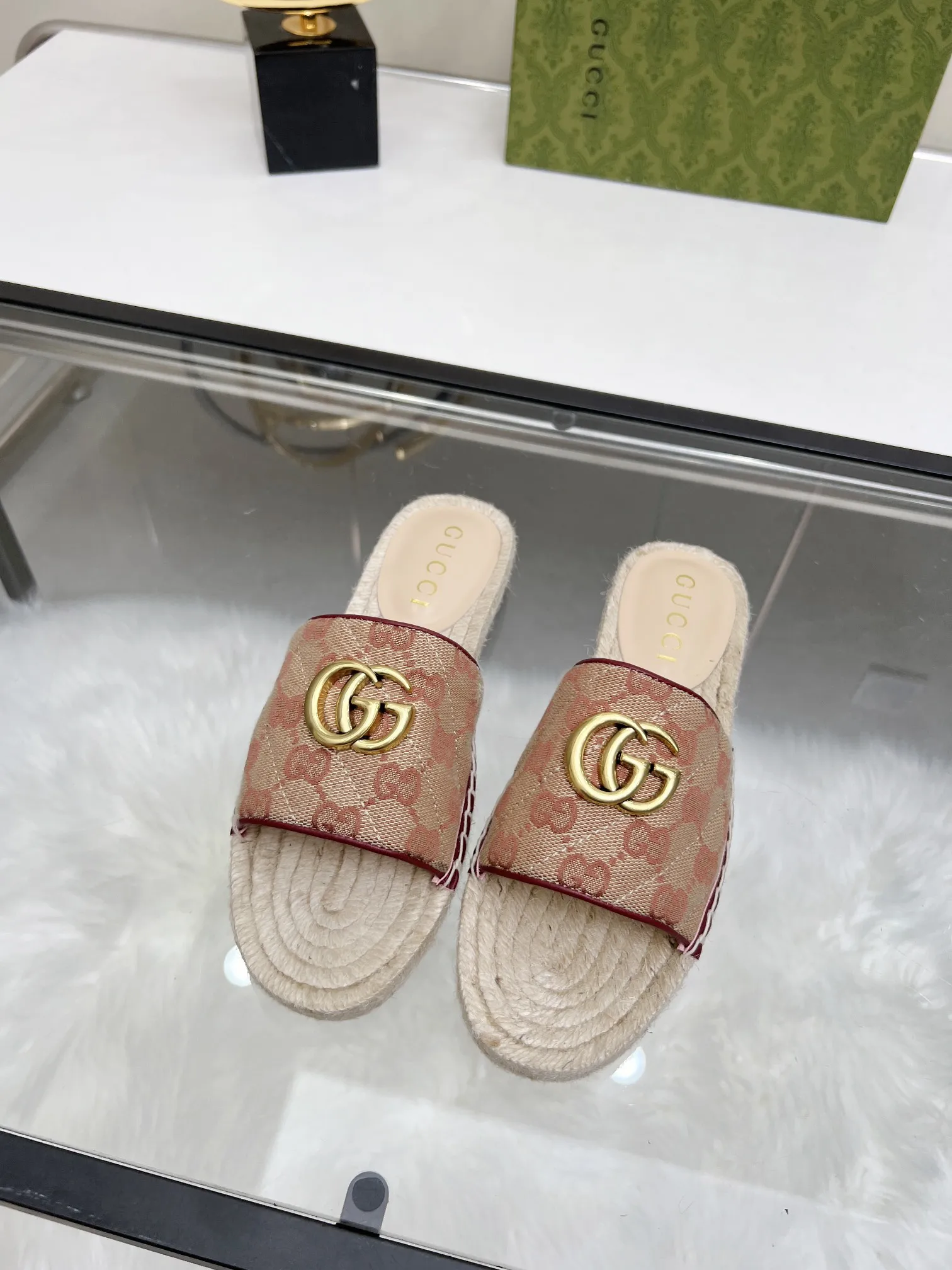 P150 GUCCI 古奇拖鞋渔夫鞋 新色 注塑一体草编底 ，高端品质 面料：双G进口布料内里：羊皮里 码数：35～42 布料款有 杏色 花色 粉色 黑色 蓝色 酒红色 香槟色 绿色 橘色 青色 满天星色 30多个颜色可选 后续很多颜色等待更新 ，，，，，，，