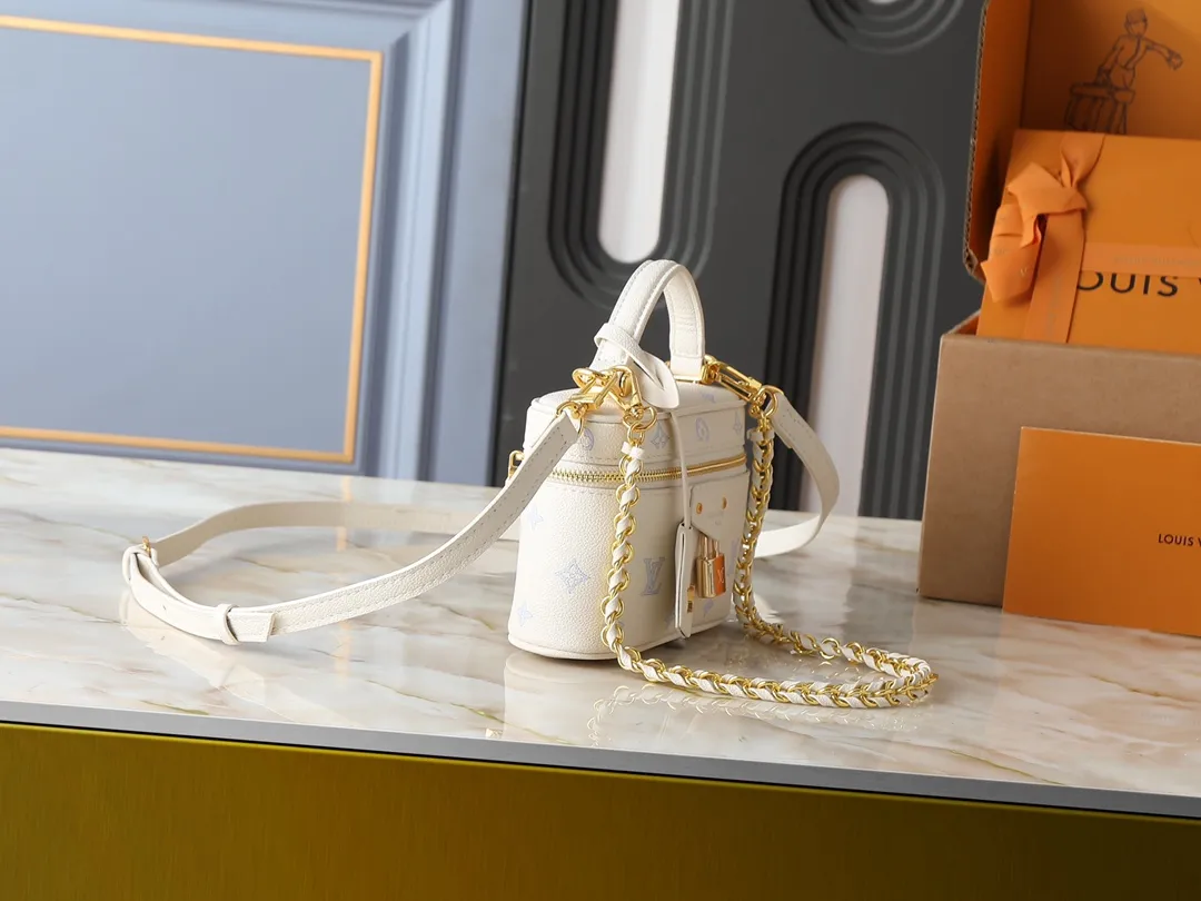 P157💰升级原版 M27744 M47125 本款Vanity Chain Pouch 手袋汲取路易威登典藏硬箱的造型灵感,凝练品牌的旅行精神。Monogram Empreinte 皮革浸染典雅色调,LV 铭纹挂锁道出品牌身份。可拆卸肩带与链条灵活切换背携风尚,轻松收纳小号零钱包、太阳眼镜等随身物品。尺寸:11.5 x 6.5 x 19 厘米(高 x 宽 x 长度)