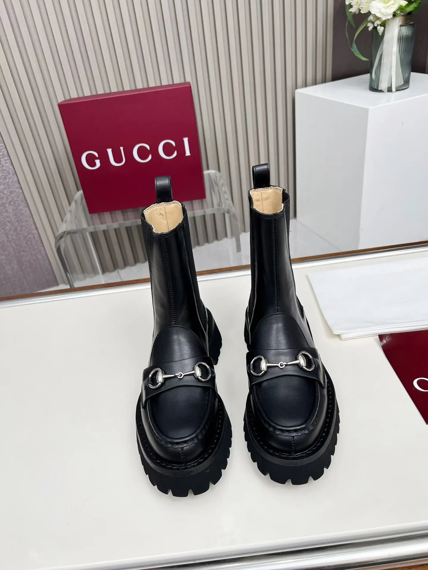 出厂价：310元 新版古琦GUCCI 热卖✅踝靴 🎉非常好搭配👍双侧松紧设计[强] 方便穿脱，特显复古英伦风，正面古琦饰扣装饰💎LOGO✅ 面料：进口牛皮🐂高丝光绒、内里/垫脚：牛里 颜色：黑色 焦糖色 咖啡色 3色任选 码数：35&mdash;42｛2头需定做｝ 跟高：5cm 包装：配有卡片、布袋。