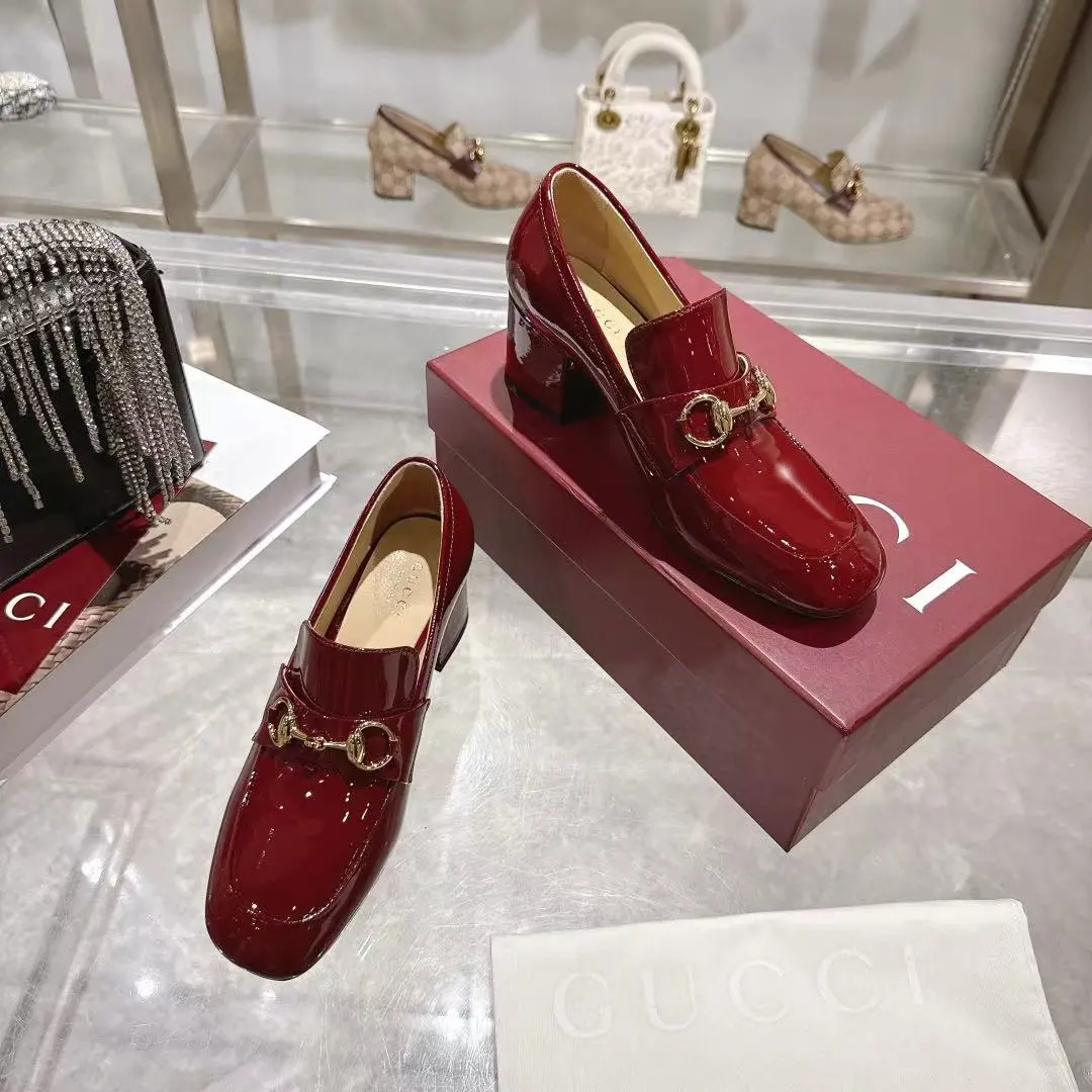 长期有货 GUCCI 古奇 浅口乐福鞋巧妙运用圆形鞋头等设计时尚风范 面料:进口软牛漆皮和进口羊皮 内里:垫脚 进口羊皮 跟高:5.5 码数:35—42码 备注: 40 41 42 定做 工厂直批260