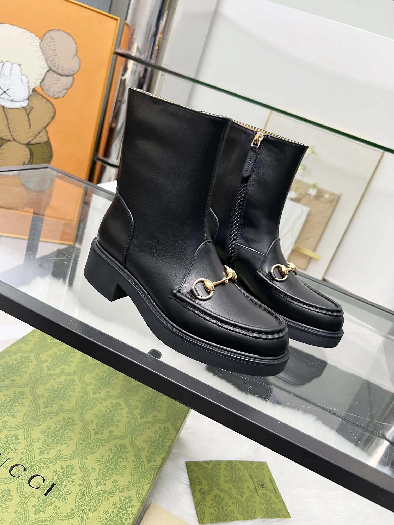 出厂价:290元 2025最新版古琦GUCCI 热卖✅ 🎉非常好搭配👍内侧拉链设计,方便穿脱‘品牌饰扣 跟高:6cm 面料:牛皮/开边珠 内里/垫脚:杏色牛里🐂 大底PPU材质 颜色:黑色 码数:34—40。34和41 42 需定做 包装:配有卡片 、布袋。