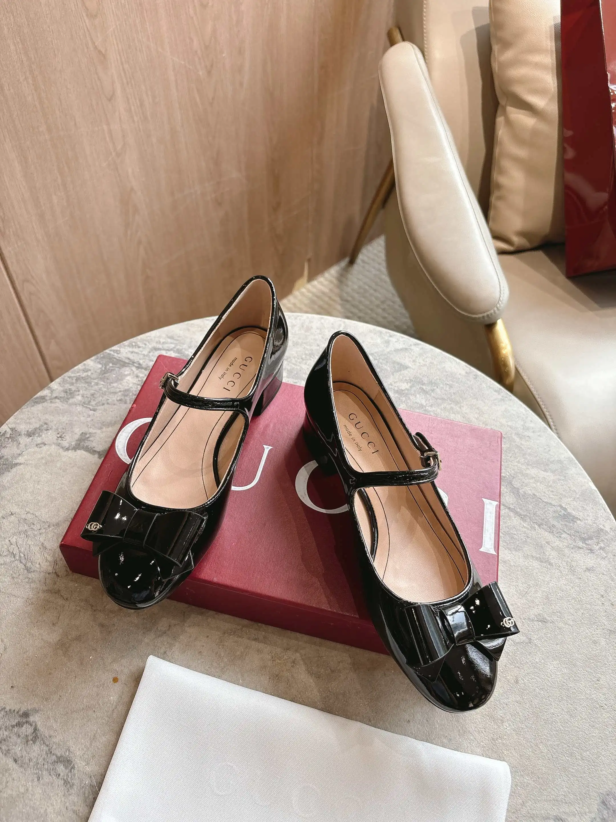 1168-1 黑¥260(35-42)这款女士芭蕾平底鞋采用光面漆皮匠心打造,点缀饰有品牌标志性双G的优雅蝴蝶结细节,彰显精致设计。经典廓形经以当代视角焕新演绎,融蕴Gucci经典元素,彰显柔美气质。 黑色漆皮 饰双G蝴蝶结细节 踝部可调节搭扣开合 低跟 高度:2.5厘米