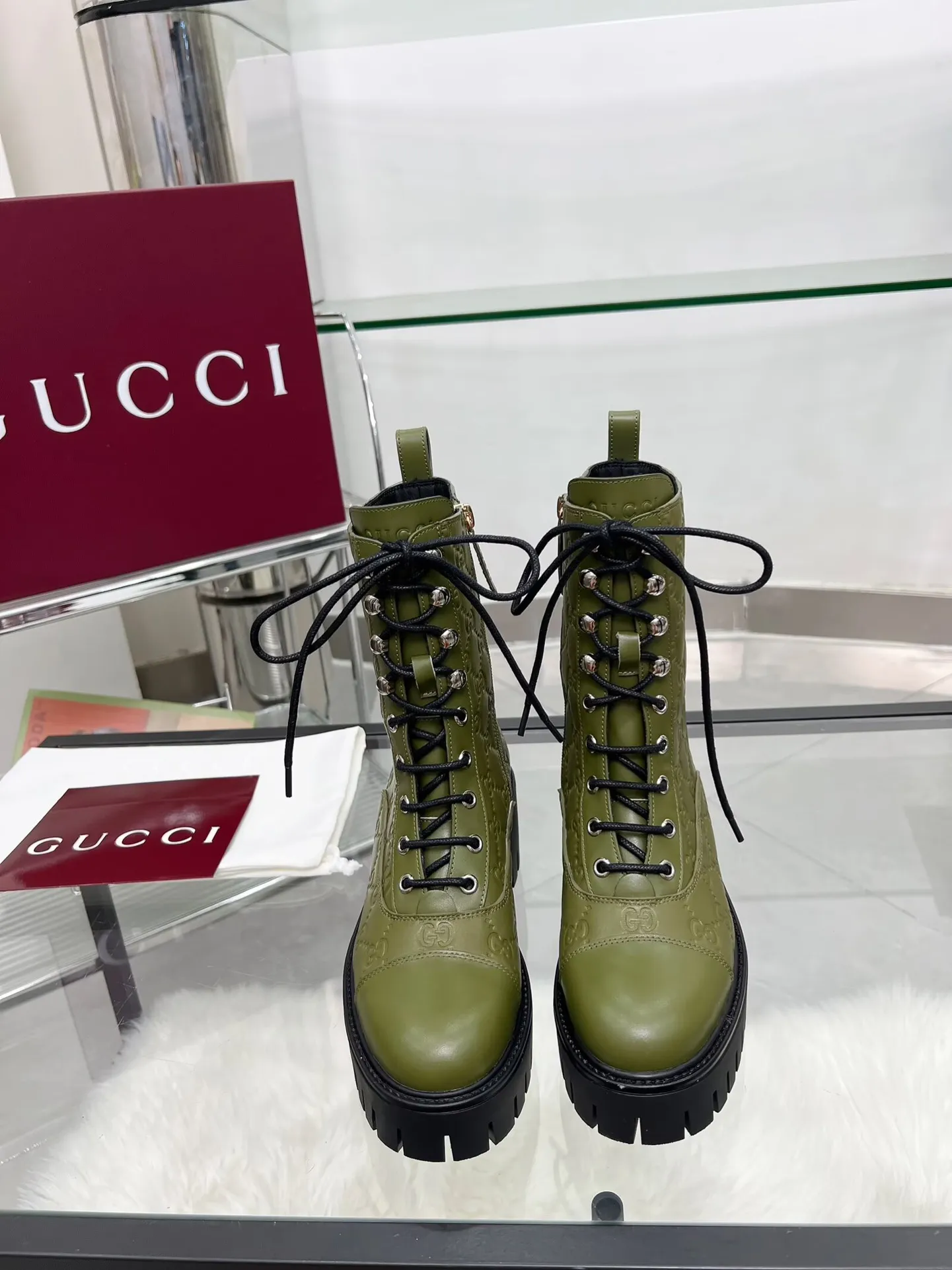 出厂价：320元 新版古琦GUCCI 热卖✅踝靴 🎉非常好搭配👍特显复古英伦风，高级3D印花、正面古琦饰扣装饰💎LOGO✅ 面料：进口牛皮🐂 内里/垫脚：牛里 颜色：黑色 绿色 码数：35&mdash;42｛2头需定做｝ 跟高：5cm TPU大底 包装：配有卡片、布袋。