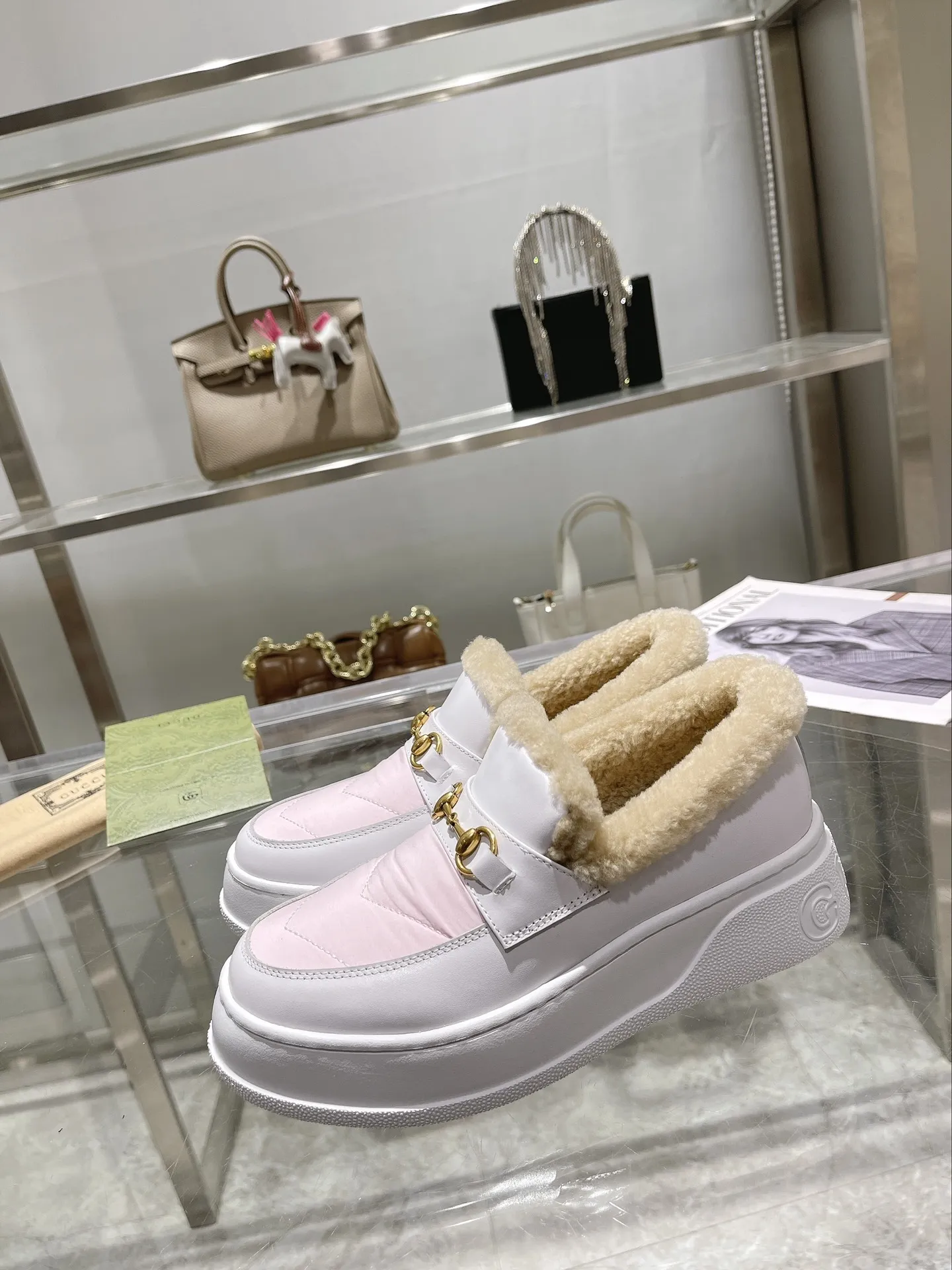 👑 P 260💰 Gucci巴黎时装周中国22年美丽奴羊皮毛一体浅口雪地靴，提花面料LOGO➕头层牛皮➕澳洲进口羊毛内里， Gucci 这款雪地靴结合了品牌两大标志性元素&mdash;&mdash;金色马衔扣五金和 V 字形马特拉塞绗缝。它采用混纺羊毛毡于意大利制成，以柔软皮革饰边，米黄色羊毛皮全衬里让双足保持温暖。橡胶厚底上压印有 Logo，可提供出色抓地力。 鞋跟高约 3 厘米 金典色皮革（小牛皮），米黄色羊毛皮内里， 套穿款 意大利制造 符合标准尺码，请选择平时所穿尺码 中国尺码35～42码