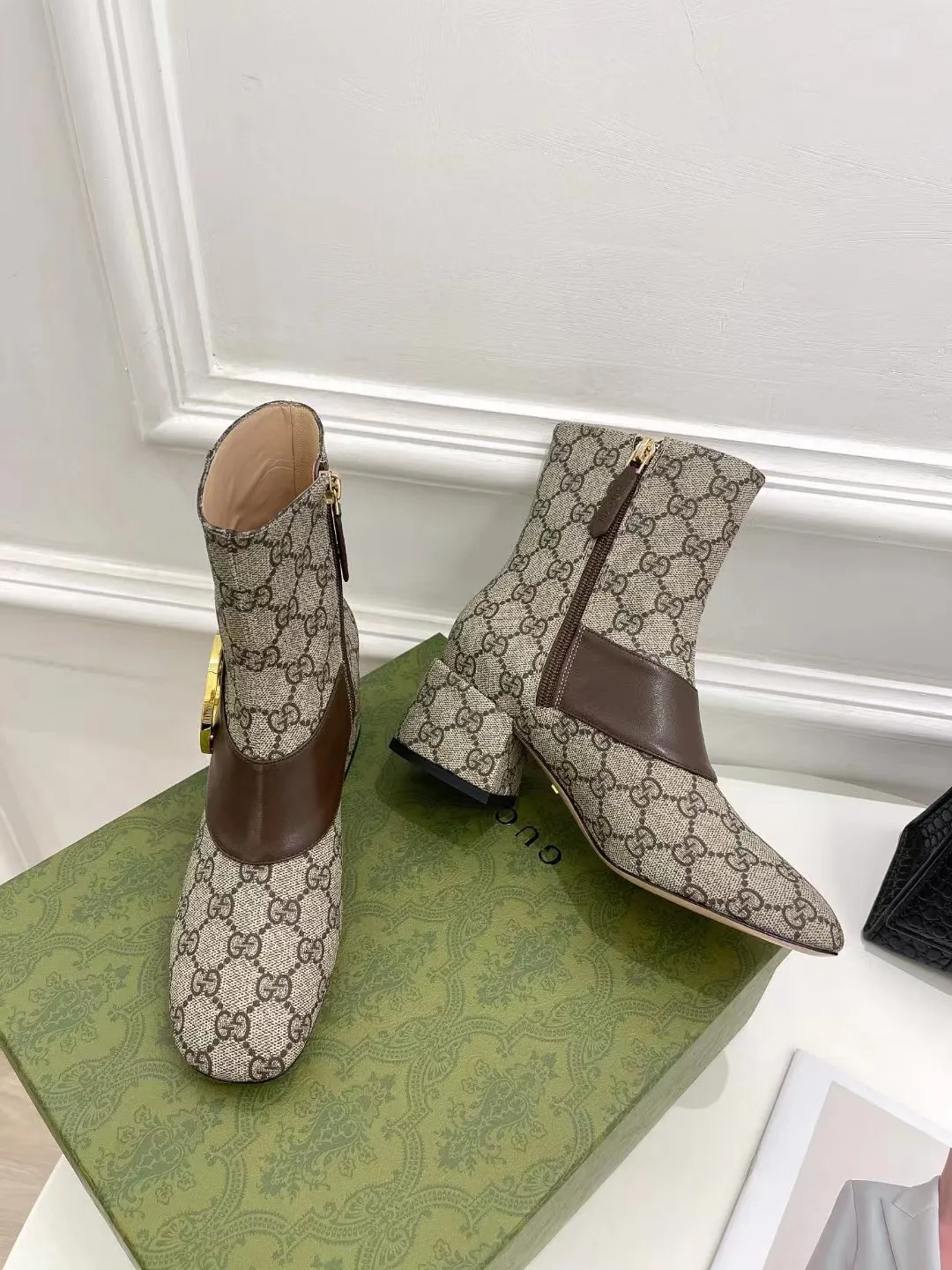 GUCCI 古奇 时尚大爆款 巧妙运用方形鞋头GG扣等设计时尚风范 面料:磨砂羊京 内里：垫脚 进口羊皮 跟高：5.5cm 意大利真皮大底一比一生产 码数:35&mdash;42码 备注: 40 41 42 定做 p320