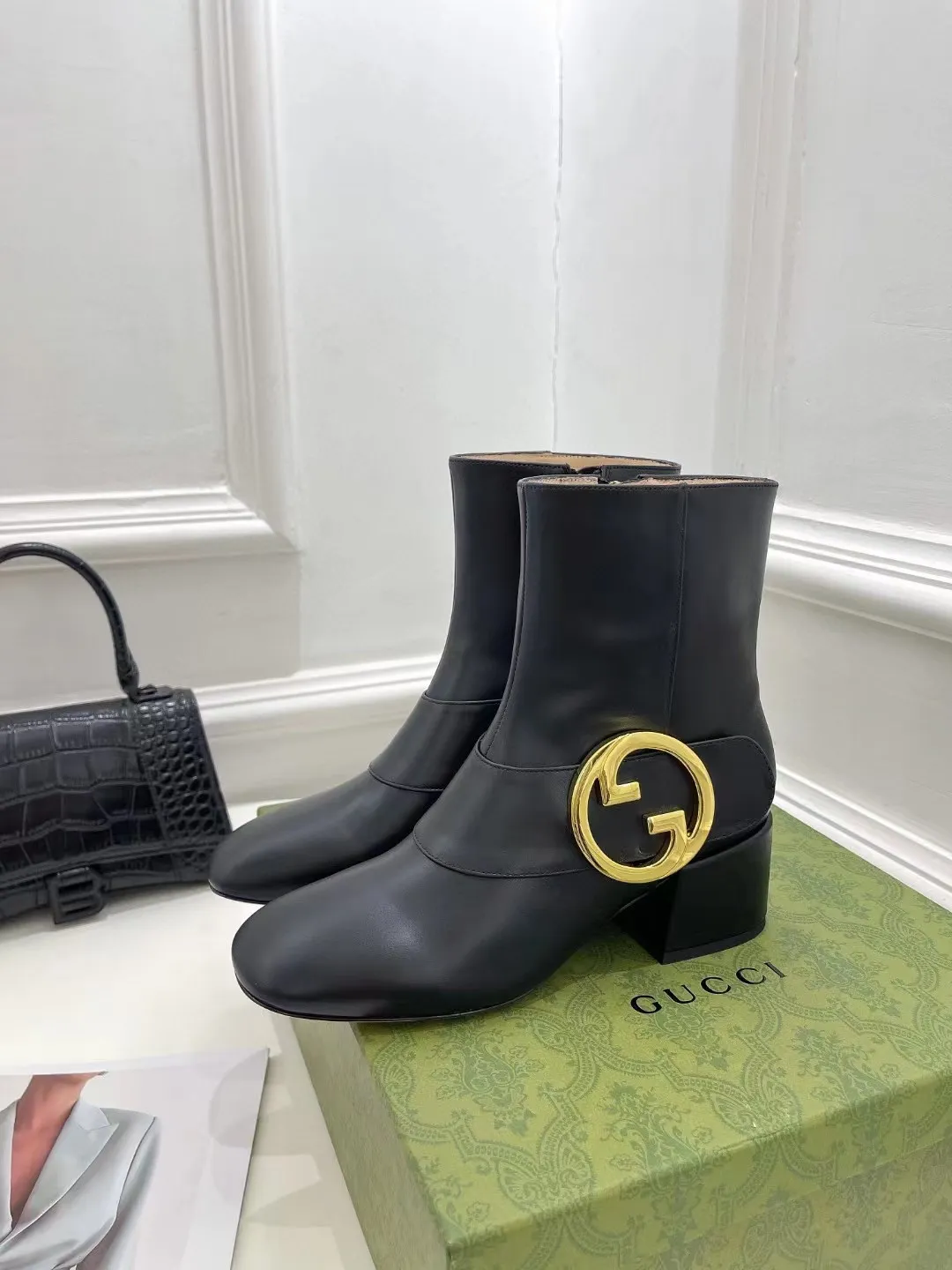 GUCCI 古奇 时尚大爆款 巧妙运用方形鞋头GG扣等设计时尚风范 面料:粒面牛皮/羊皮 内里:垫脚 进口羊皮 跟高:5.5cm 意大利真皮大底一比一生产 码数:35—42码 备注: 40 41 42 定做 工厂直批320