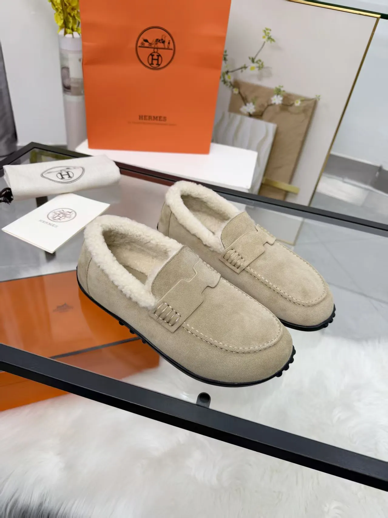 p250秋冬新色｜GUCCI✨古驰这款平底羊毛鞋也太高级了吧！ 作为设计传承的经典代表 每一处细节都在诉说优雅 鞋面采用标志性GG字母绒面牛皮 质感满满，经典永不过时✨ 内里与垫脚均为柔软羊毛 秋冬上脚温暖又舒适 防滑GG图案橡胶底 日常出行轻便不累脚 廓形流畅，轻松搭出高级感～ 码数：35-39常规码 （40/41码可定制，不退换哦） #GUCCI #秋冬新品 #高级感穿搭 #轻奢平底鞋